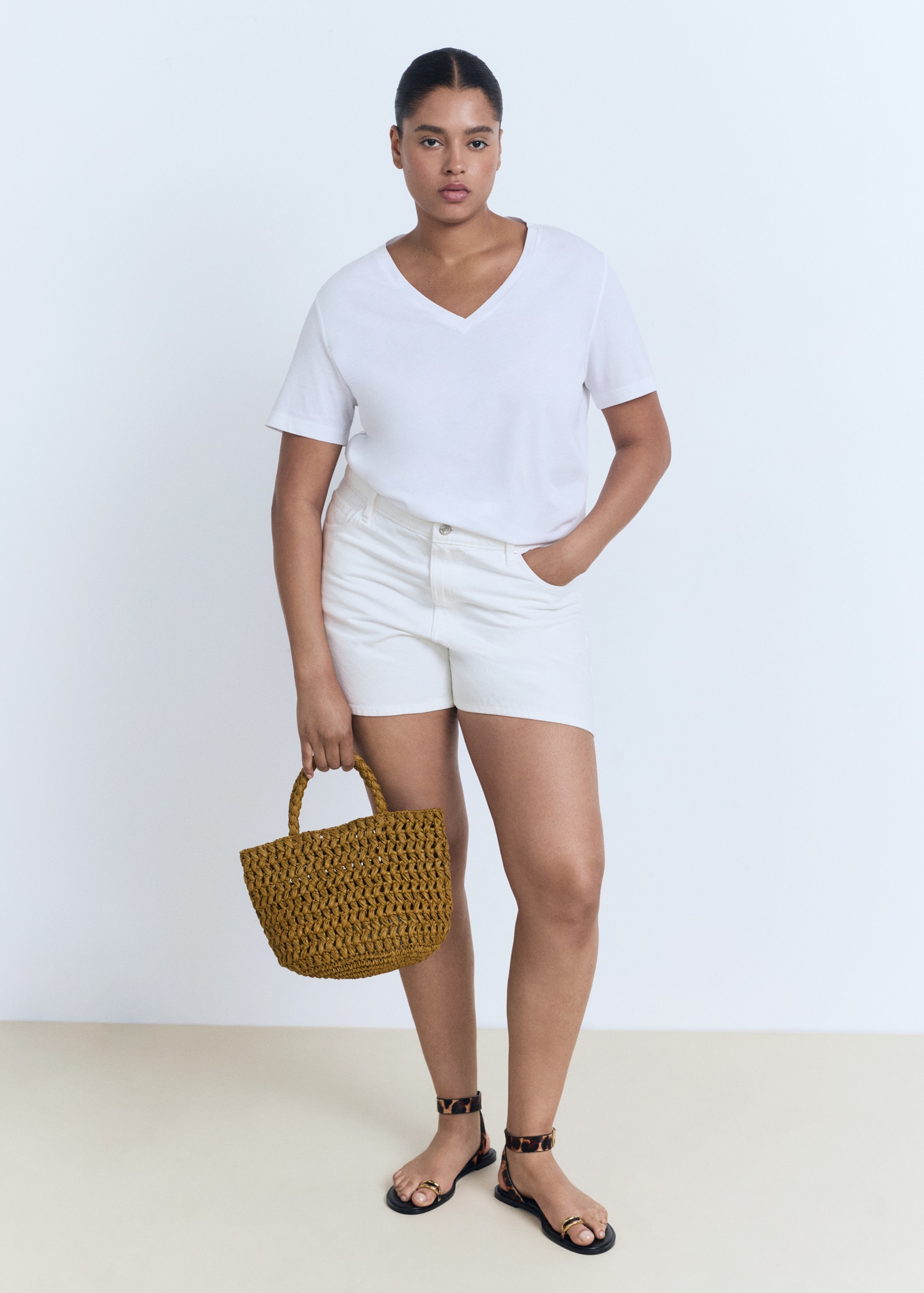 V-neck cotton T-shirt - Details of the article 3