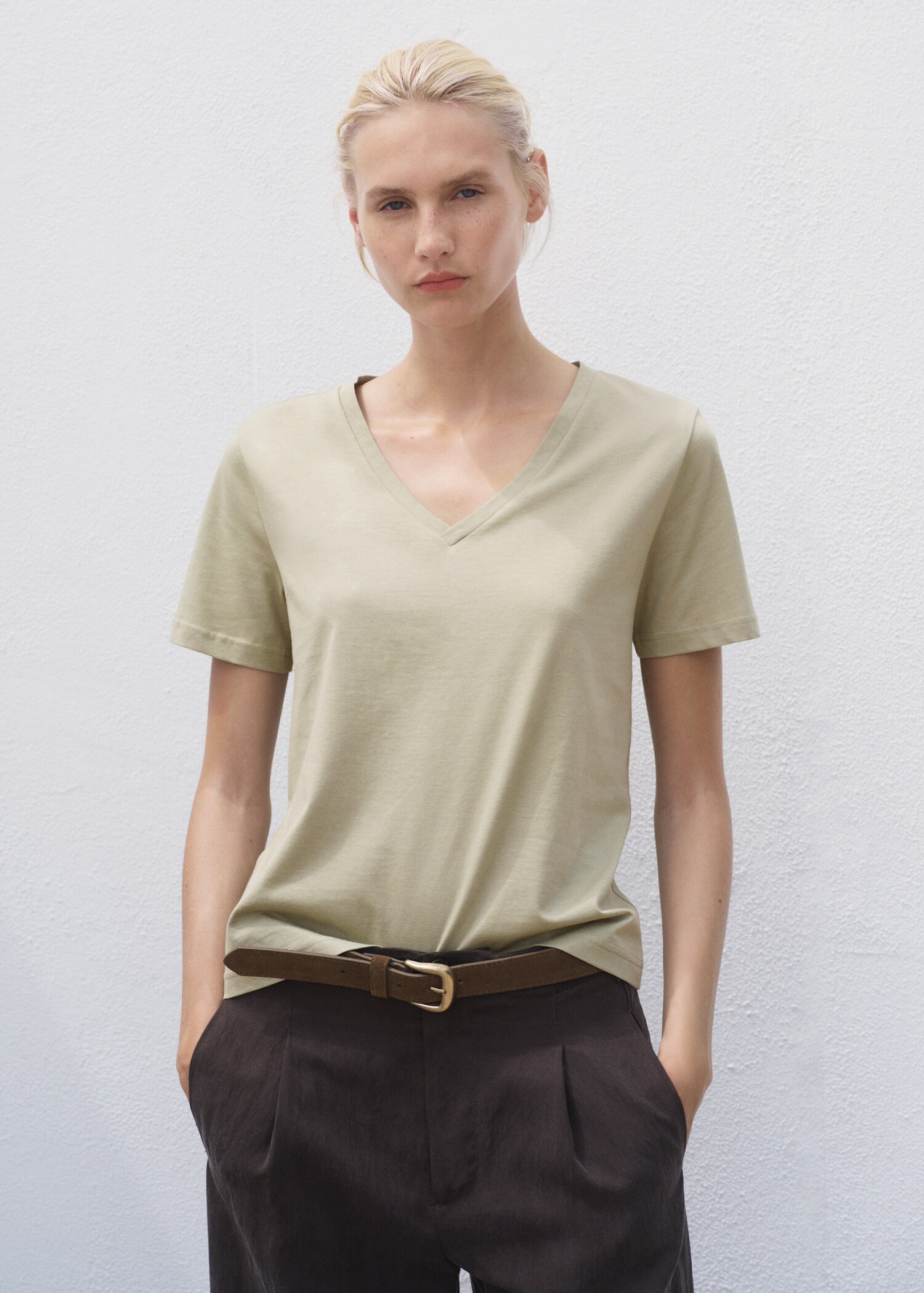 Camiseta algodón cuello pico - Plano medio