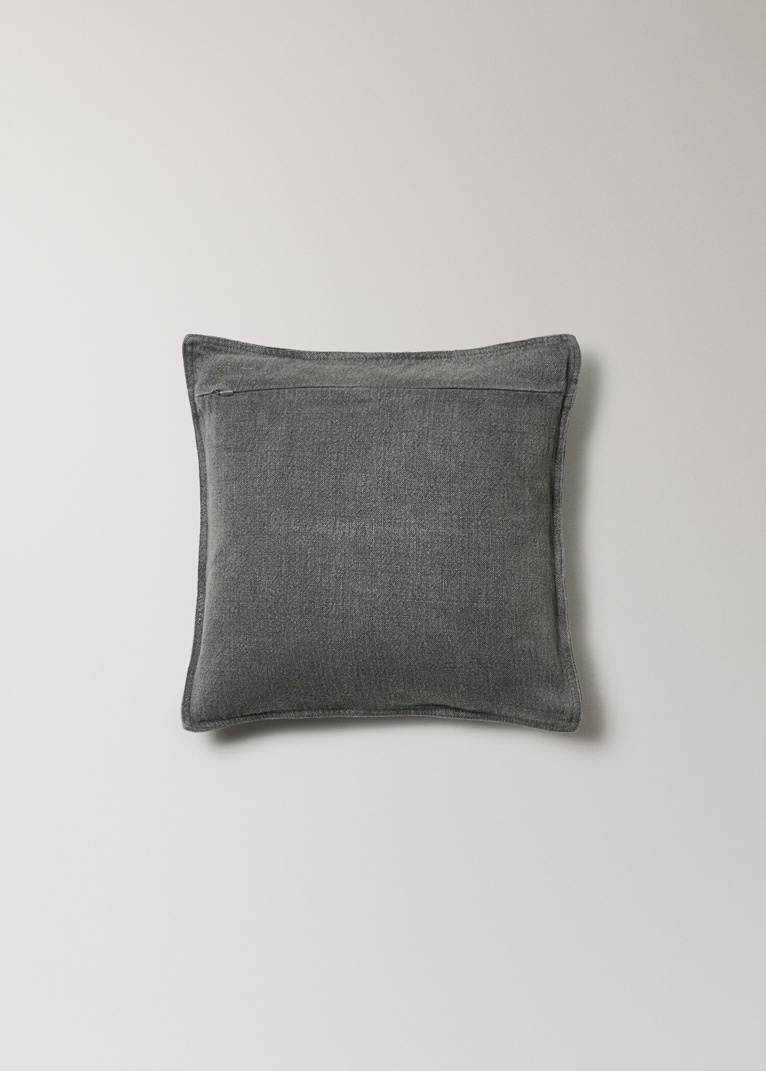 Linen garment-dyed cushion cover 45x45 cm - Details of the article 1