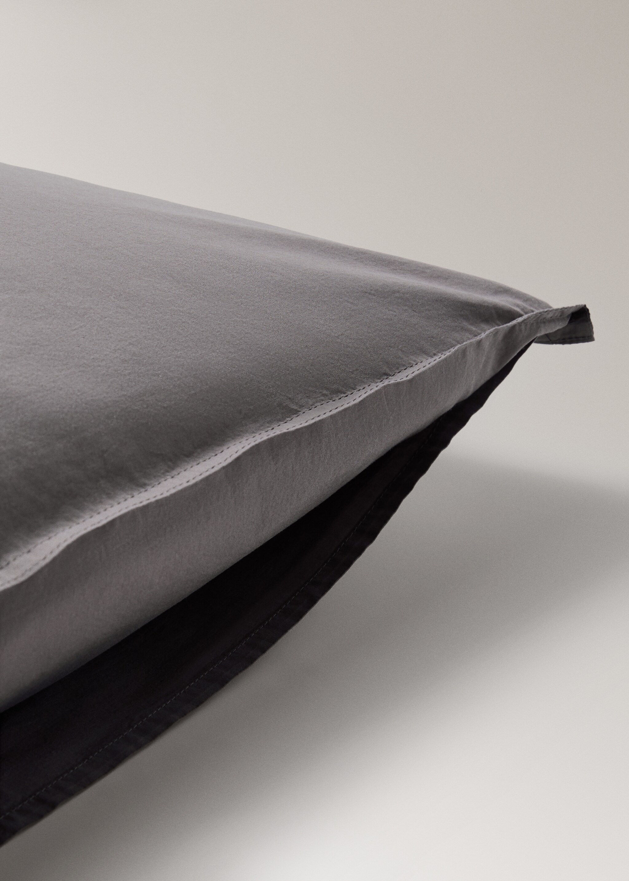Two cotton poplin double-stitched pillowcases 50x75 cm - Details of the article 2, Grey. Ref: 17061532-00.
