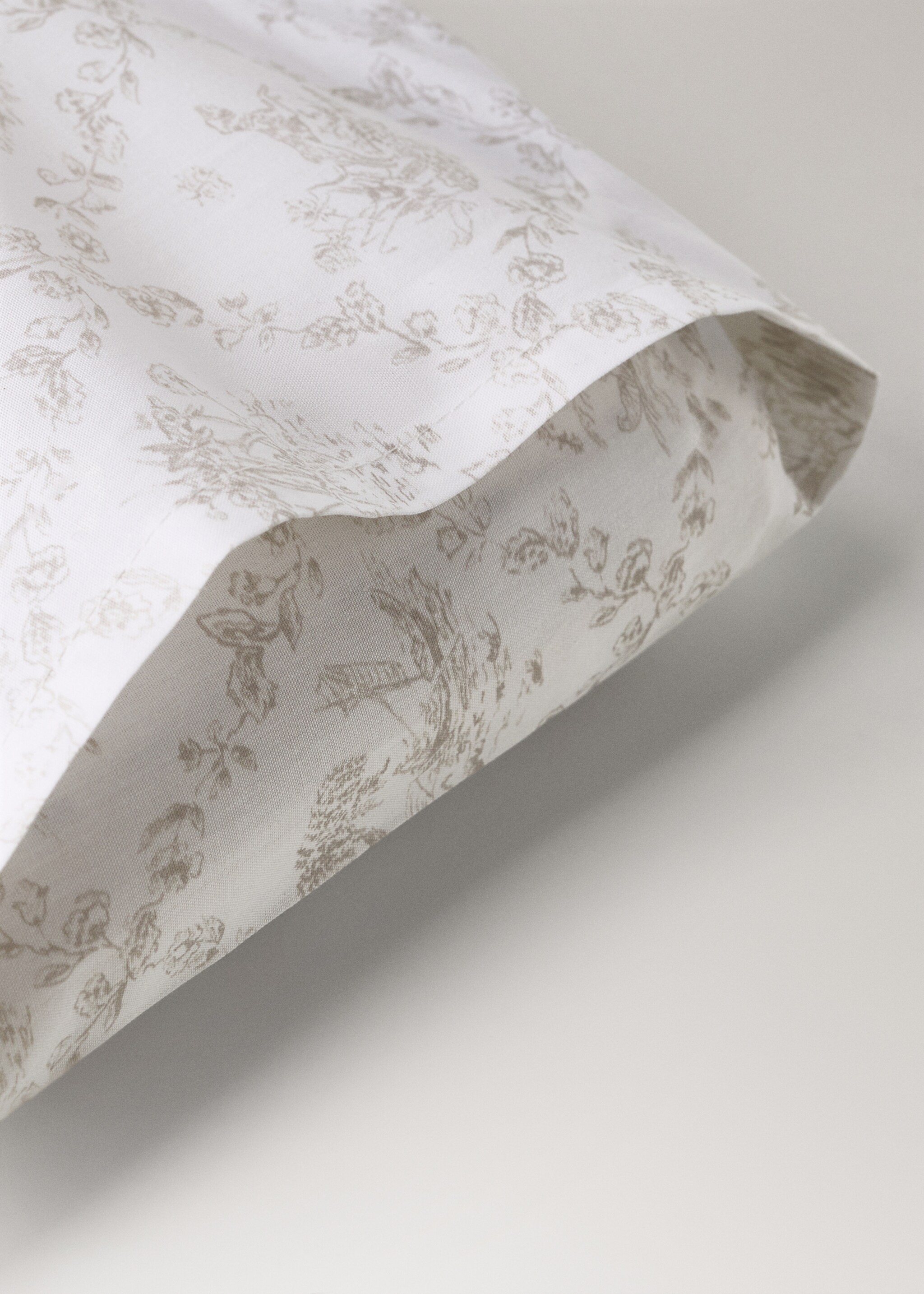 Toile de Jouy mini cot top sheet and pillow set - Details of the article 3, Medium Brown. Ref: 17061550-00.