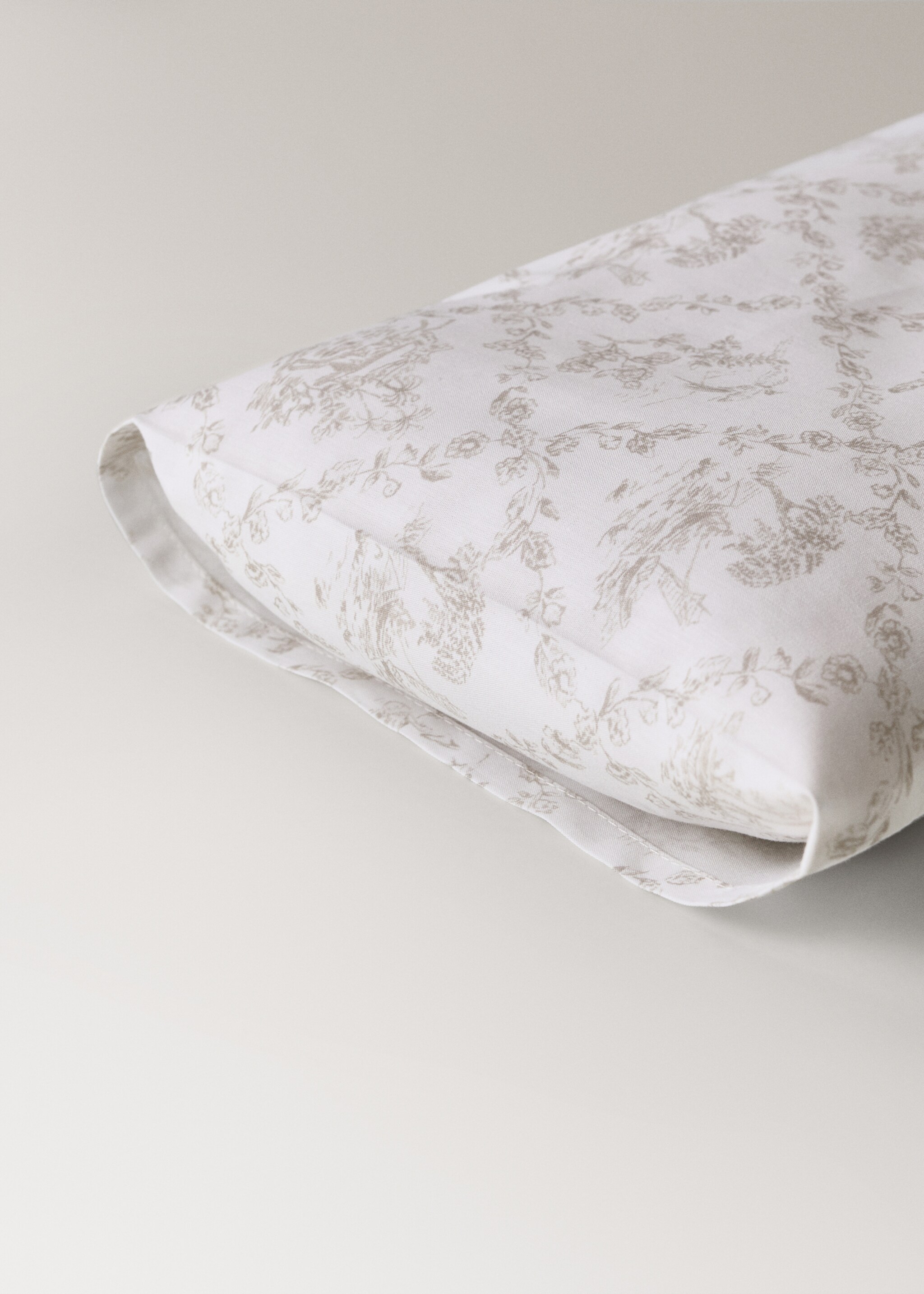 Toile de Jouy mini cot top sheet and pillow set - Details of the article 4, Medium Brown. Ref: 17061550-00.
