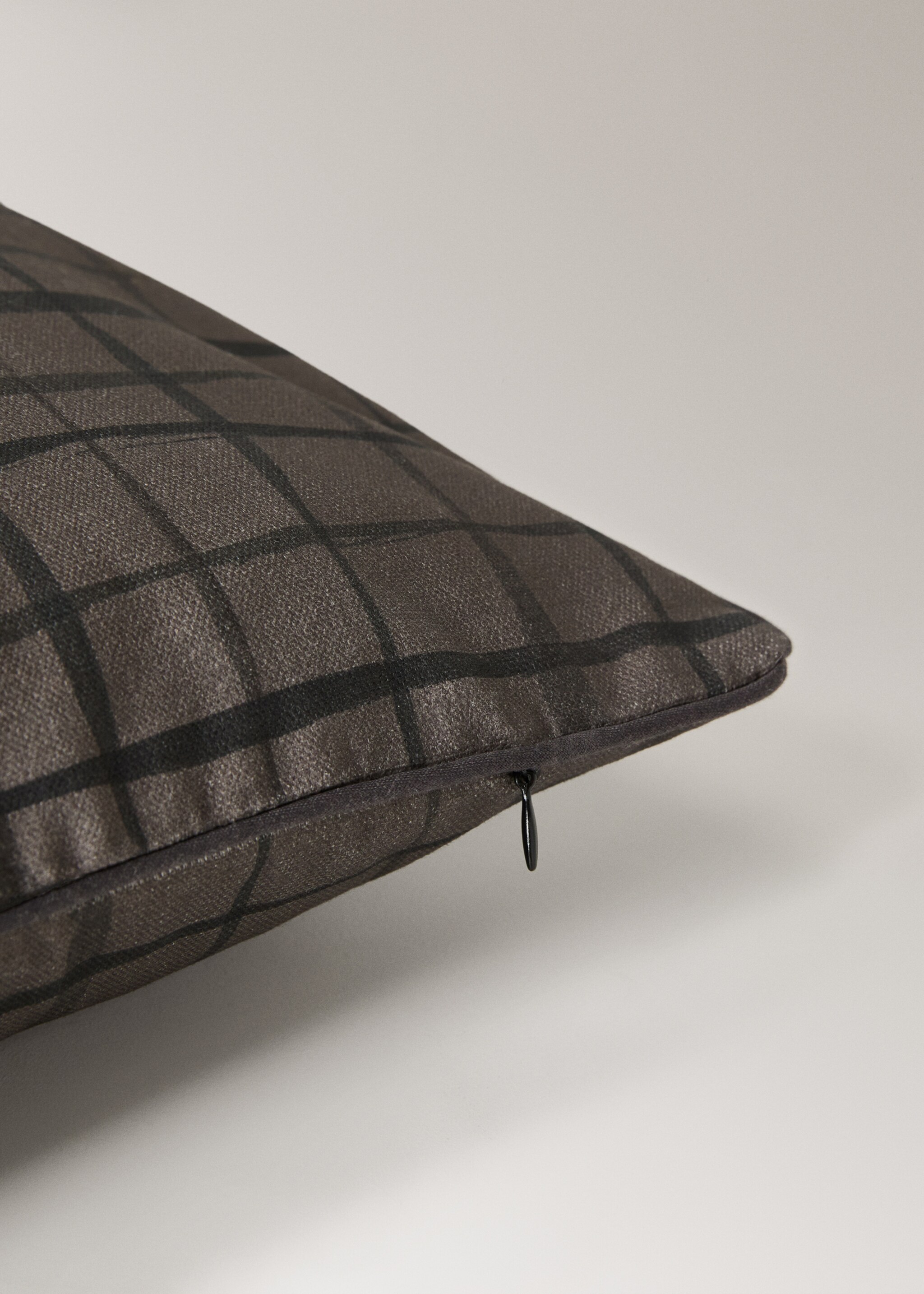 Check-print cushion cover - Details of the article 1, Brown. Ref: 17061580-00.