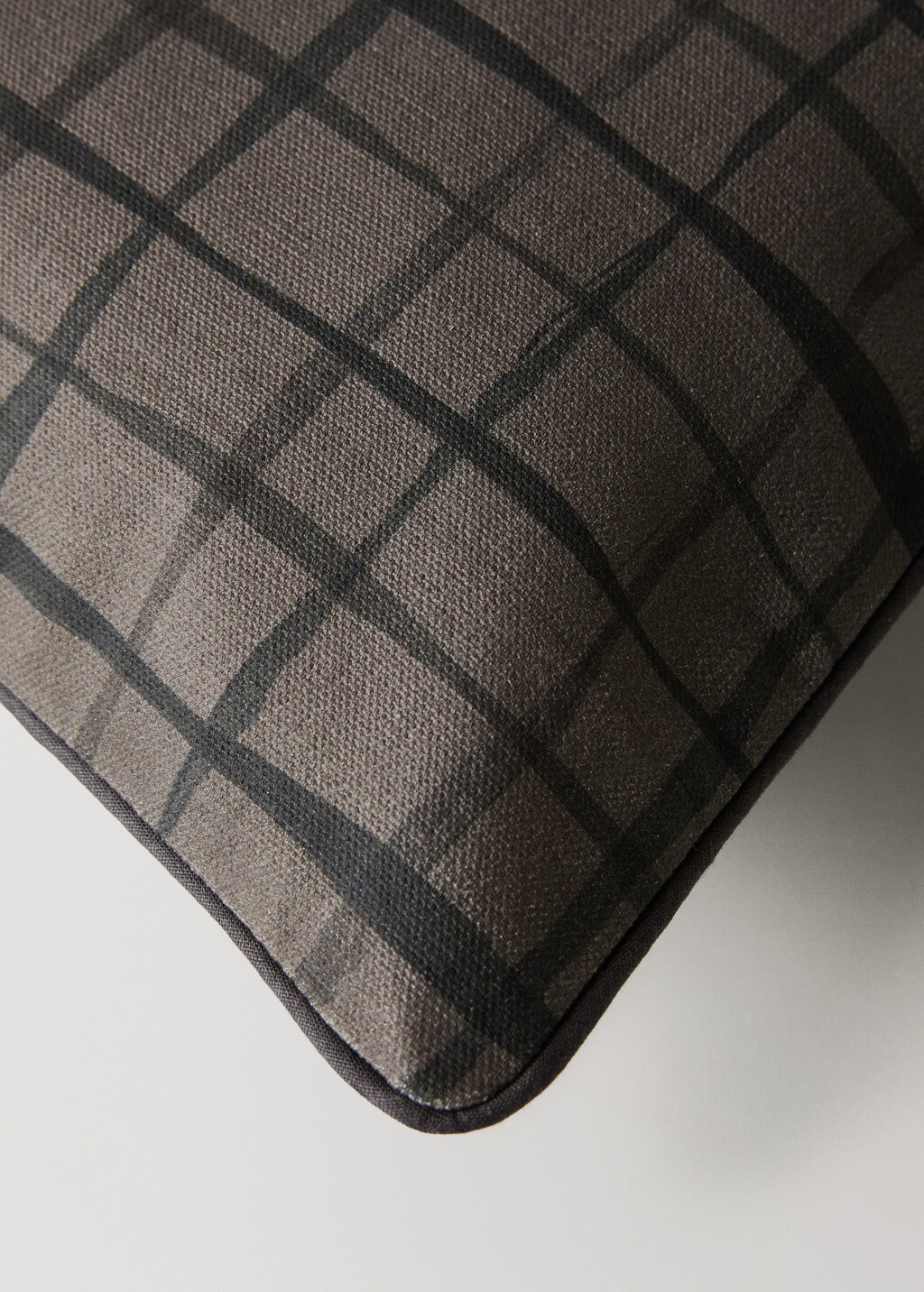 Checked-print cushion cover