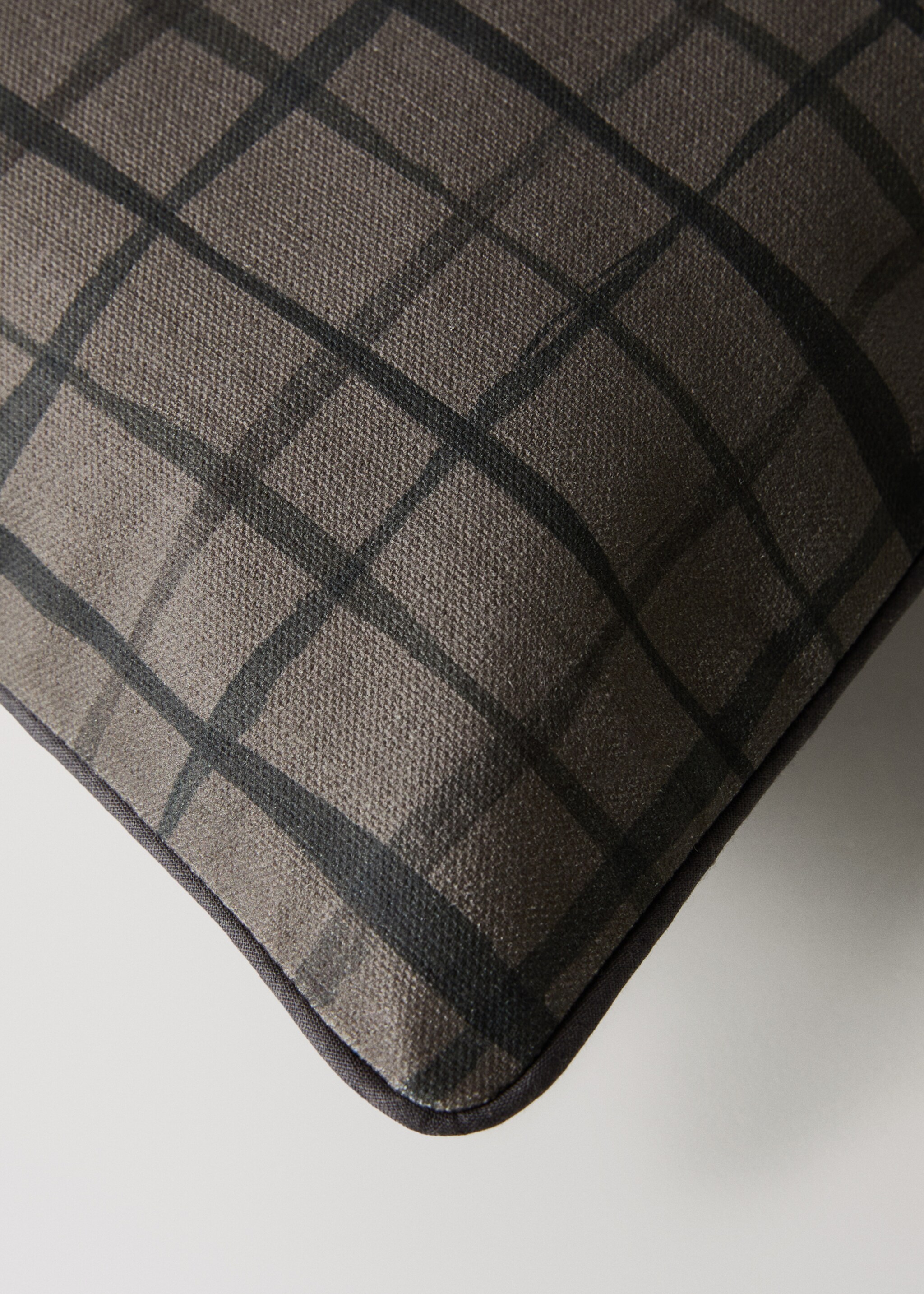 Check-print cushion cover - Details of the article 2, Brown. Ref: 17061580-00.