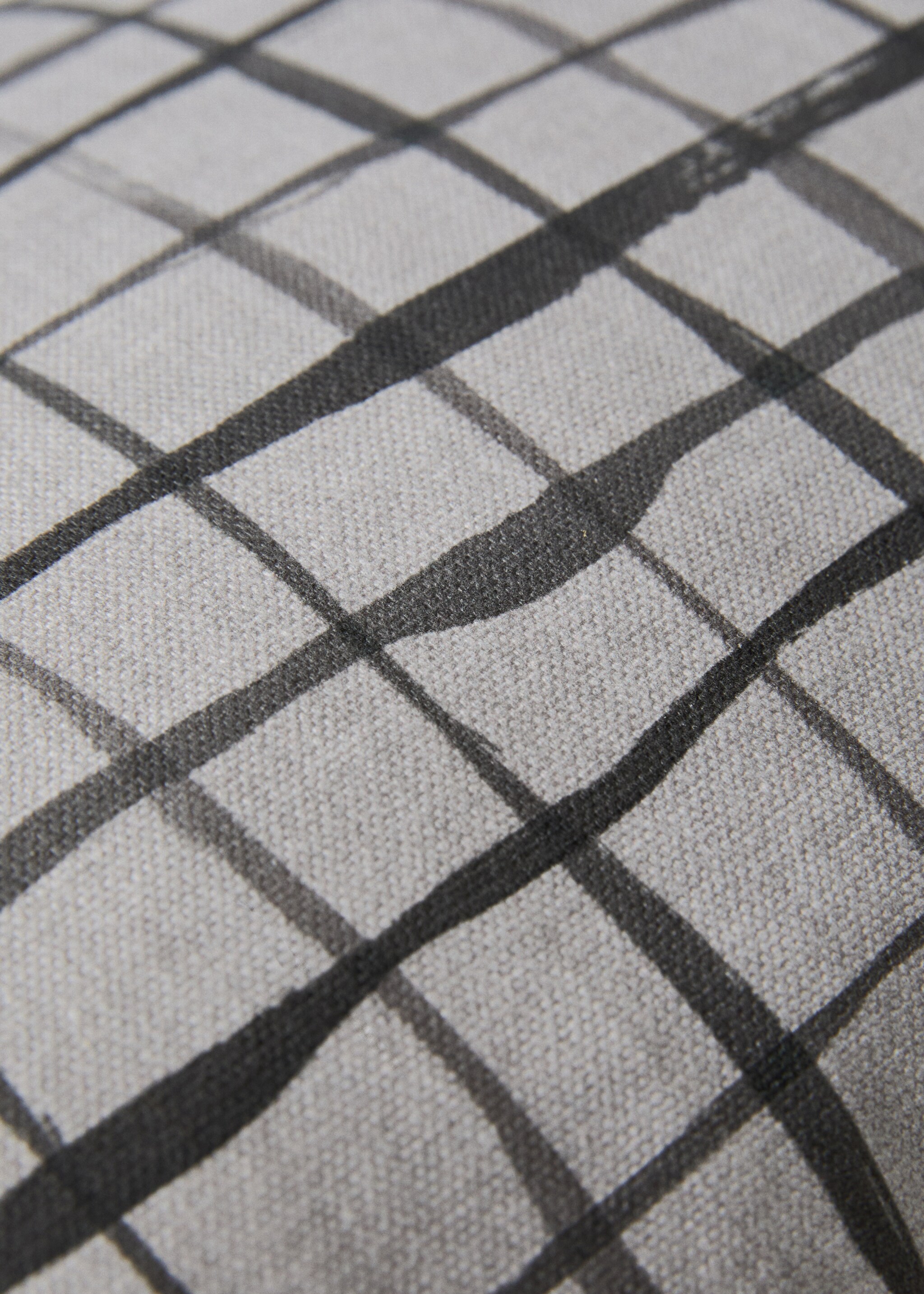 Check-print cushion cover - Details of the article 3, Grey. Ref: 17061580-00.