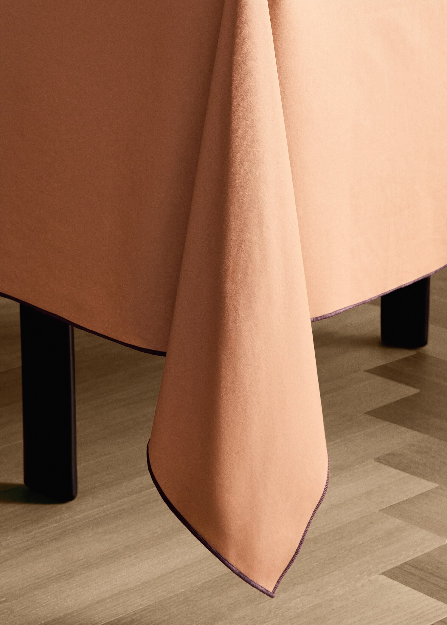 Resin cotton overlocked tablecloth 8 to 10 diners - Details of the article 8