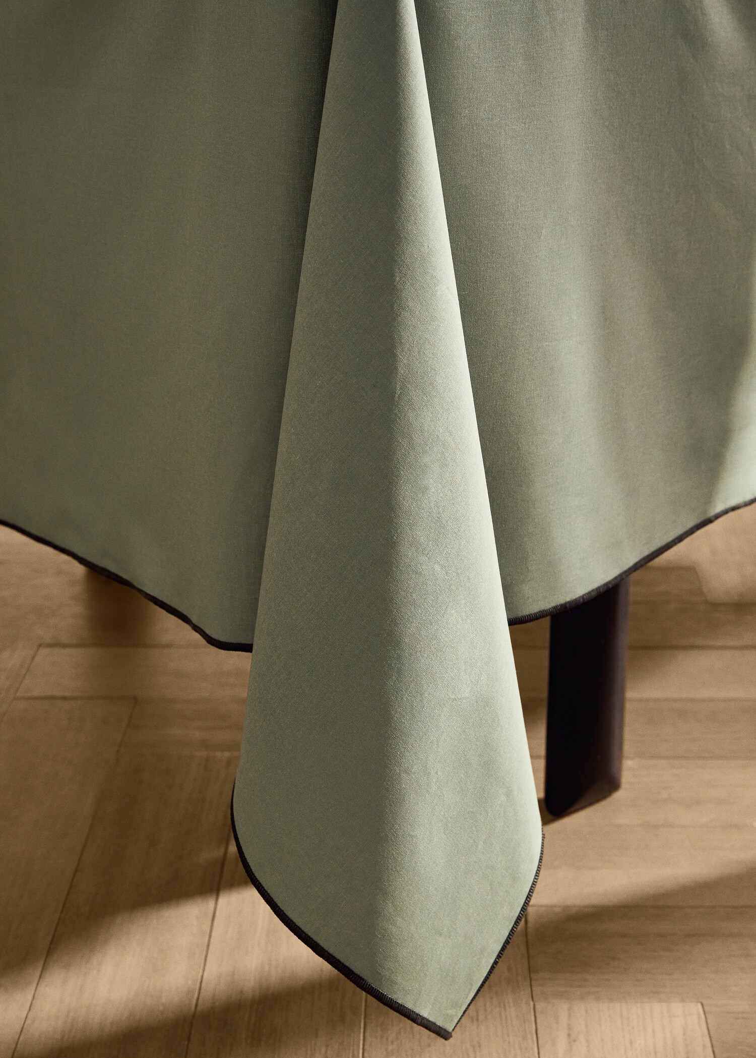 Resin cotton overlocked tablecloth 8 to 10 diners - Details of the article 7
