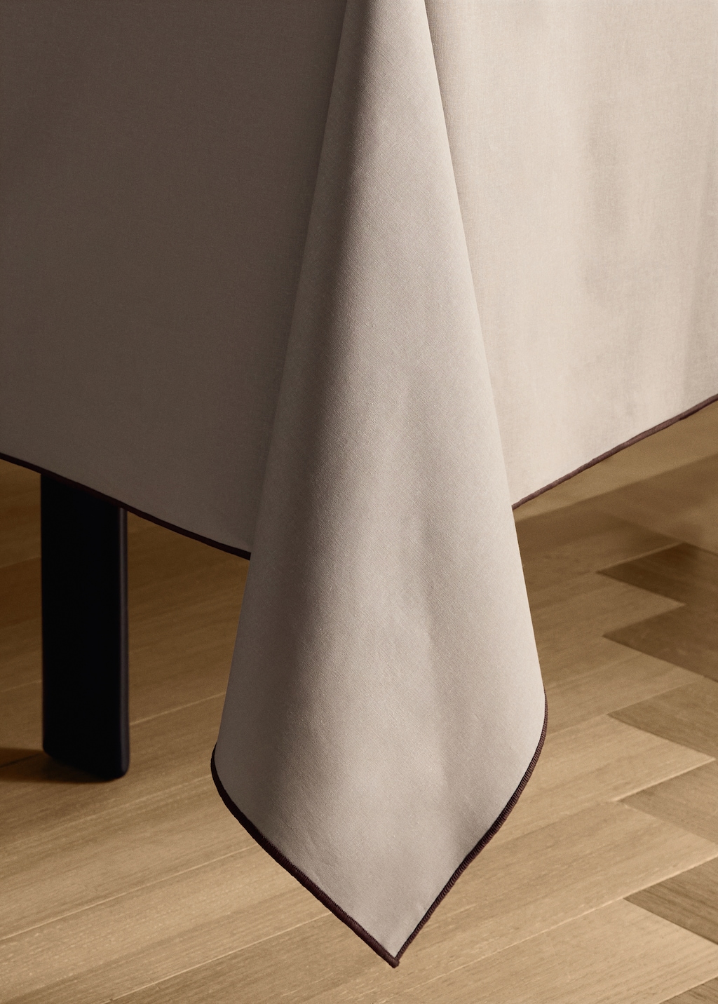 Resin-coated cotton tablecloth with overlock stitching for 8 to 10 diners