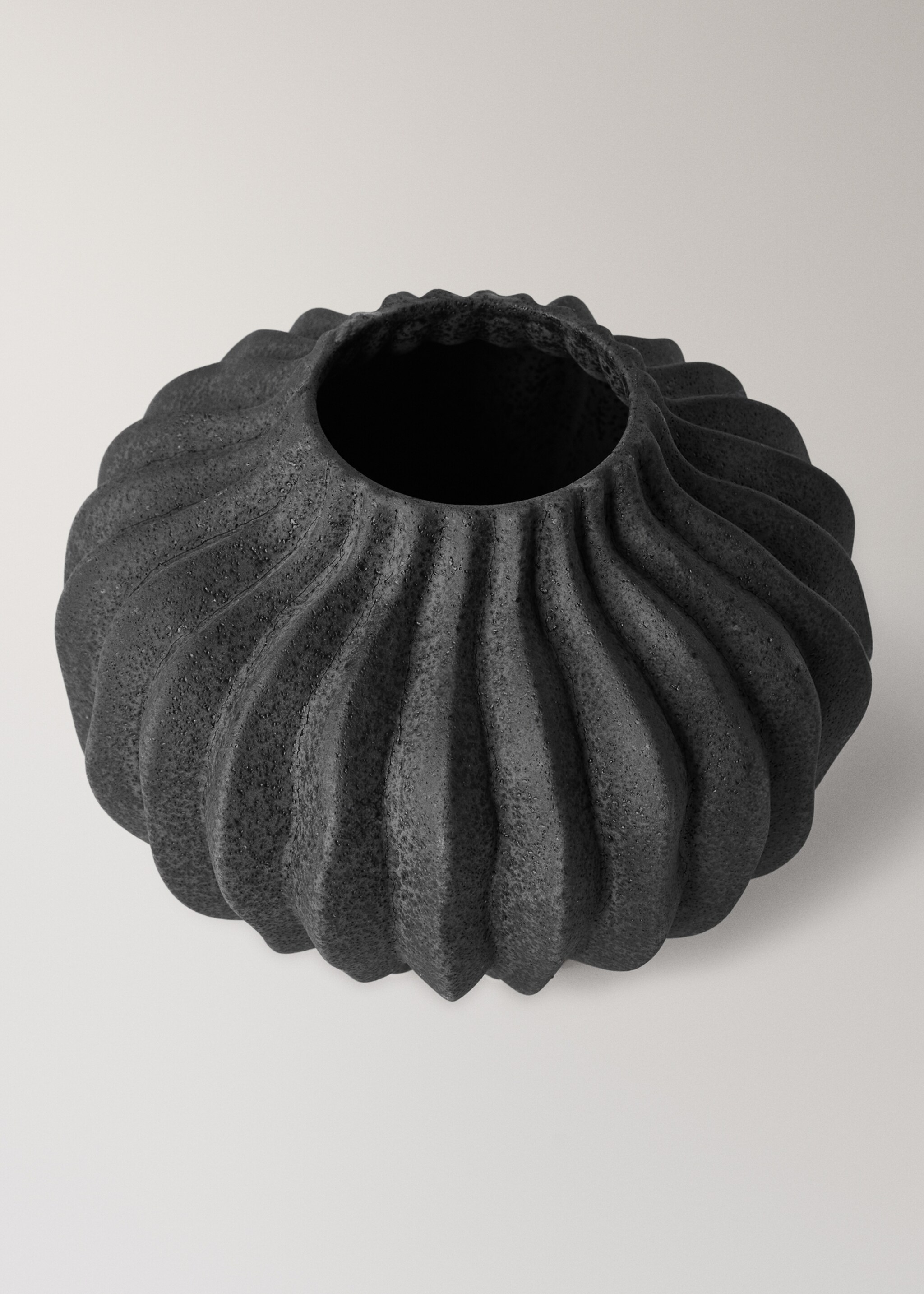 Small organic earthenware vase - Details of the article 1, Charcoal. Ref: 17061589-00.