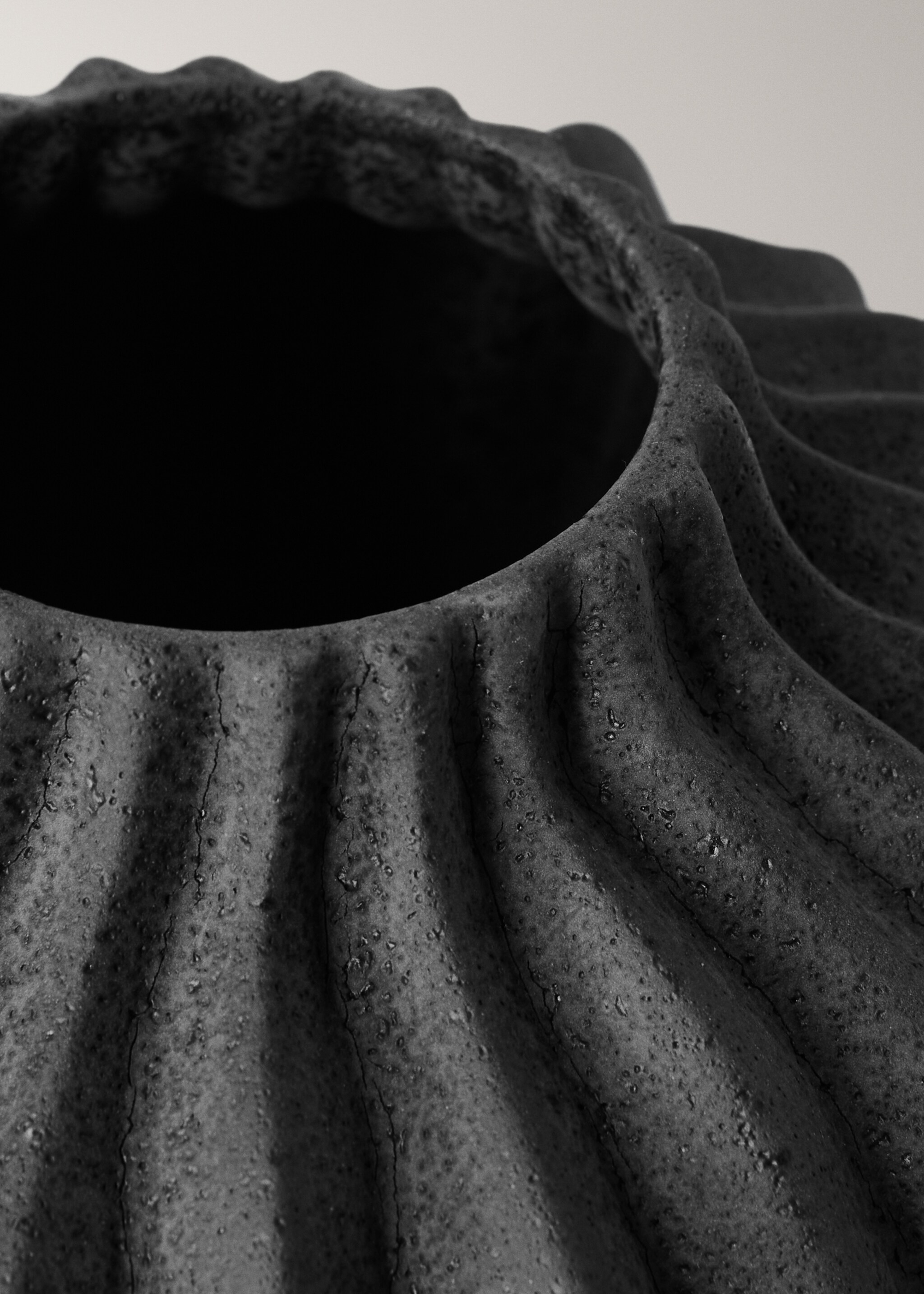 Small organic earthenware vase - Details of the article 2, Charcoal. Ref: 17061589-00.