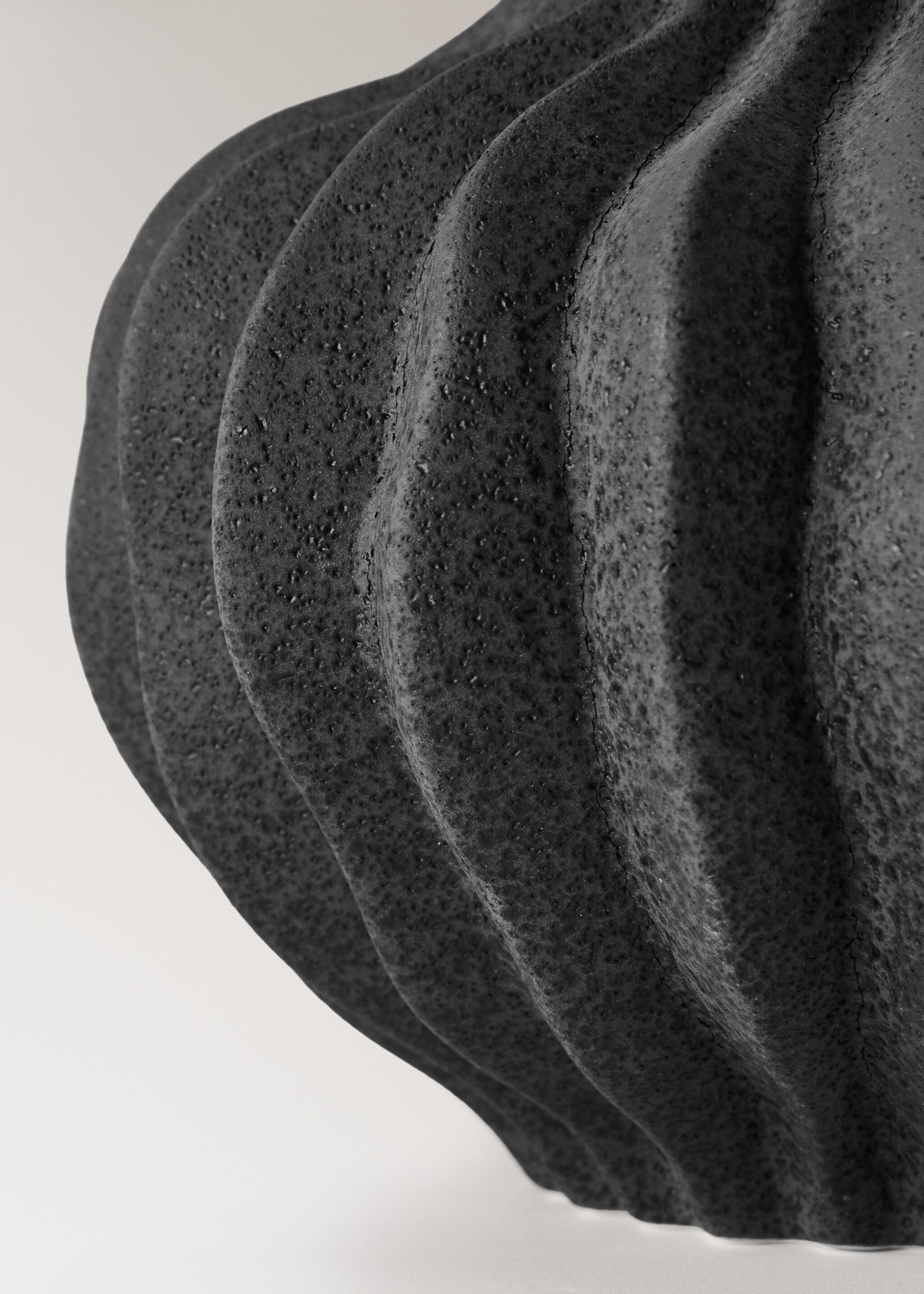 Small organic earthenware vase - Details of the article 3, Charcoal. Ref: 17061589-00.