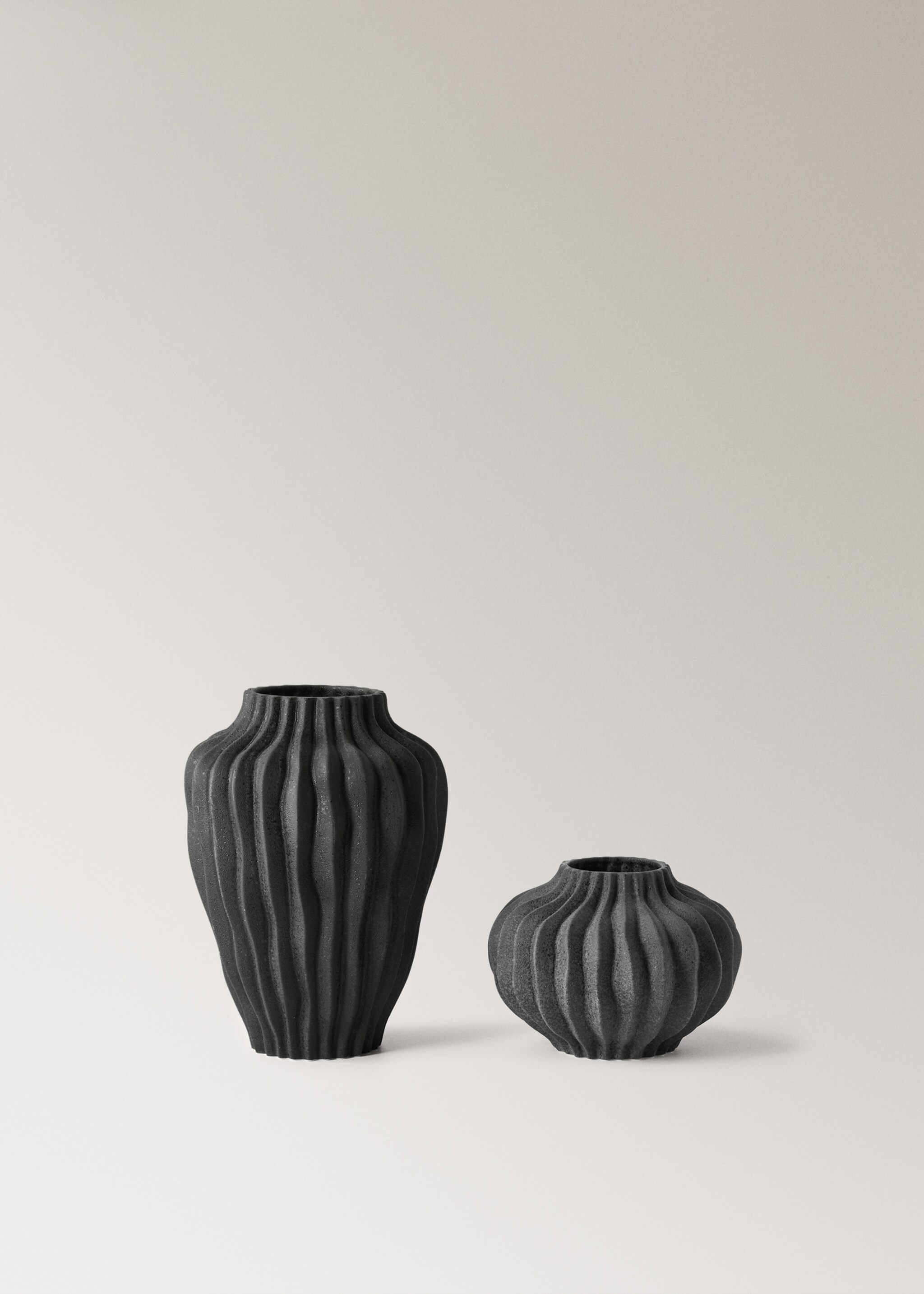 Small organic earthenware vase - Details of the article 4, Charcoal. Ref: 17061589-00.