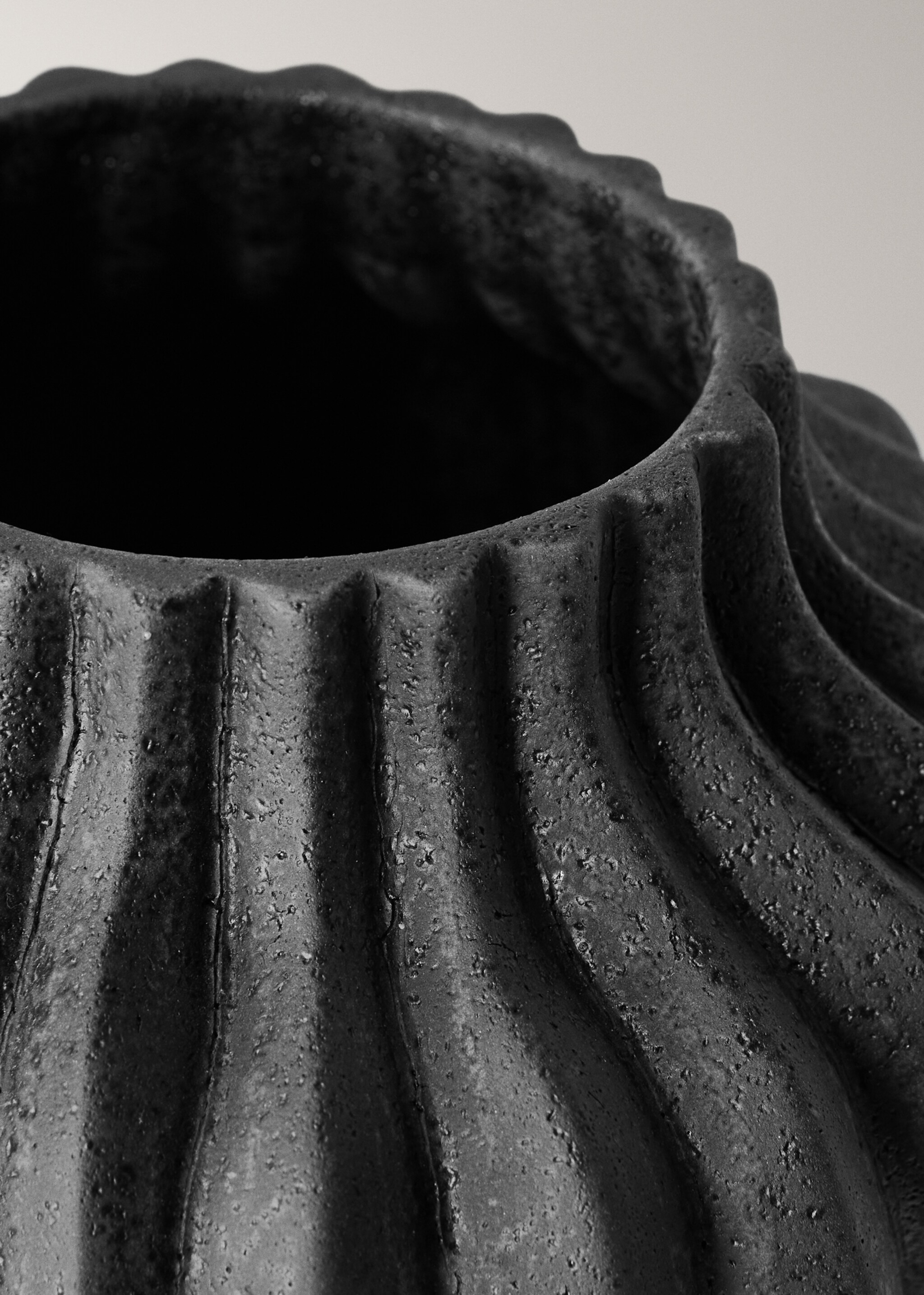 Large organic earthenware vase - Details of the article 2, Charcoal. Ref: 17061590-00.