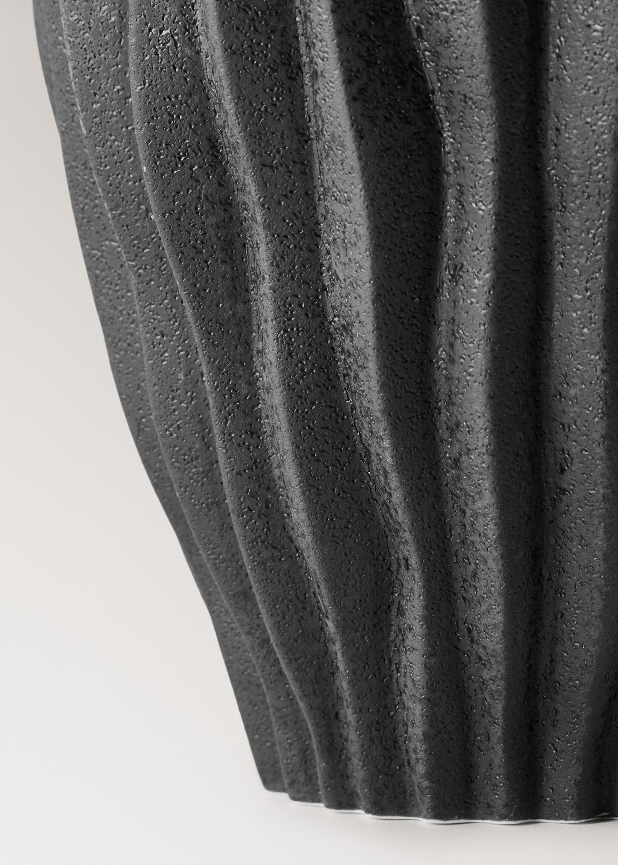 Large organic earthenware vase - Details of the article 3, Charcoal. Ref: 17061590-00.