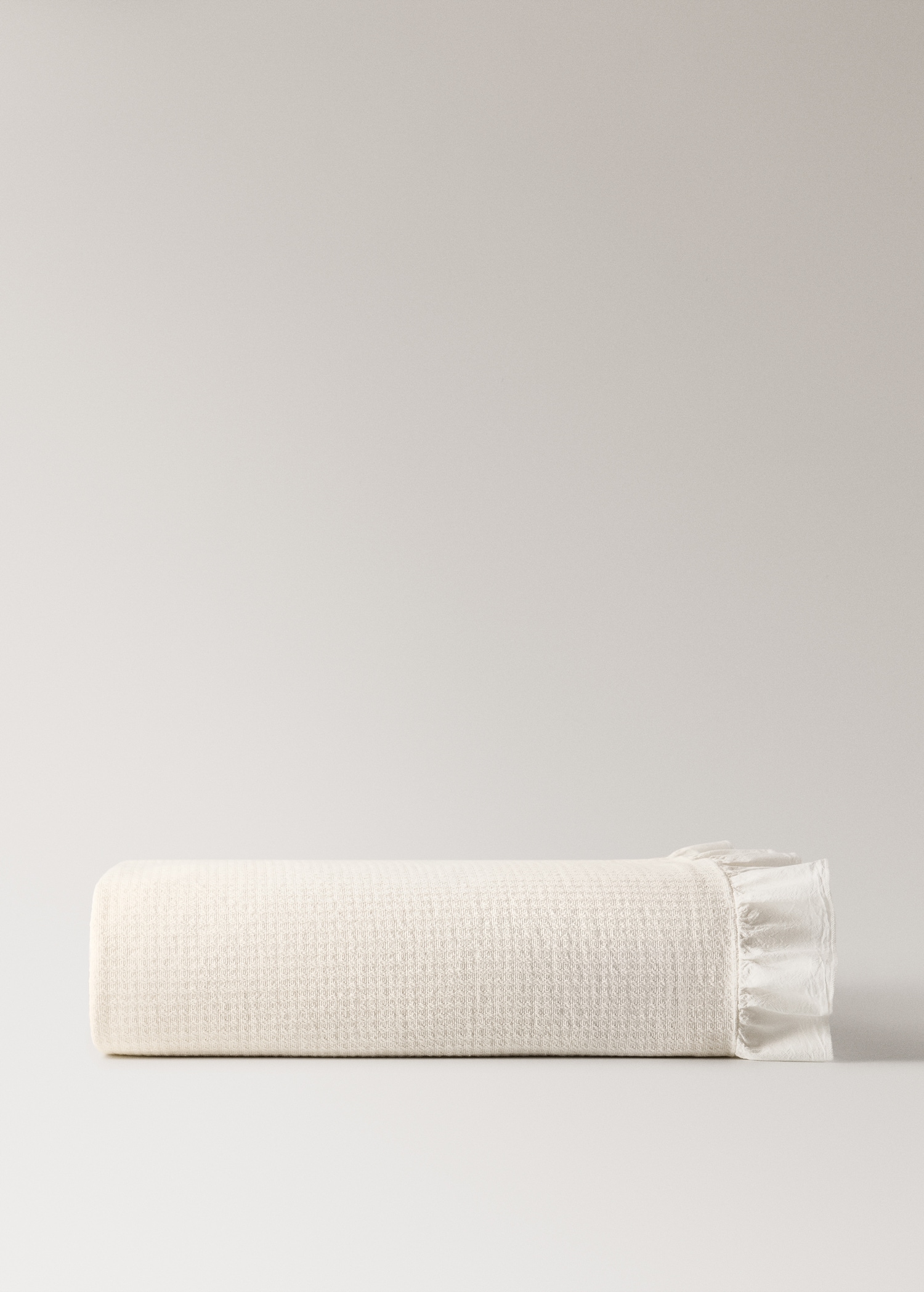 Jacquard cotton bedspread with ruffle for mini cot - Article without model