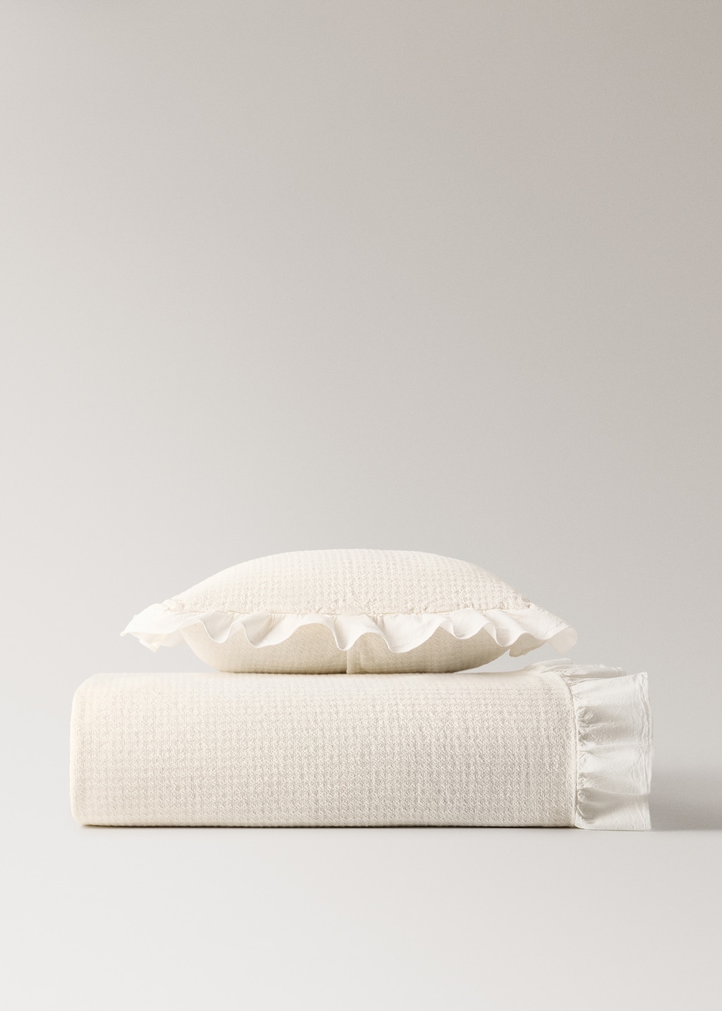 Jacquard cotton bedspread with ruffle for mini cot