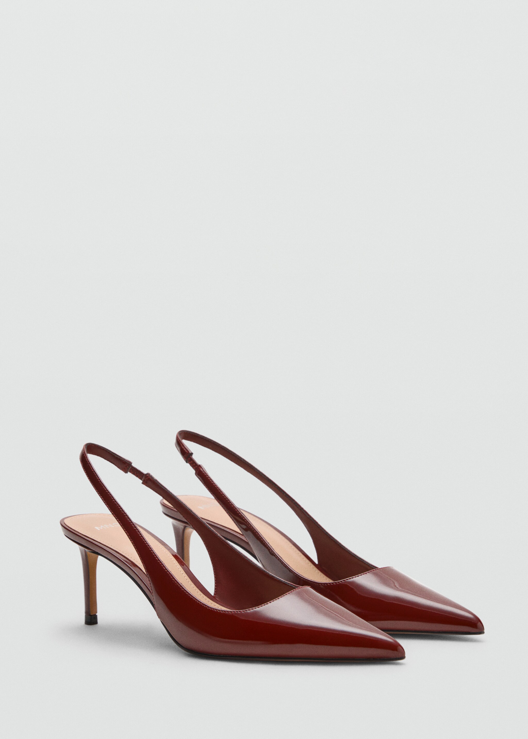 Escarpins en vernis à talon aiguille - Plan moyen