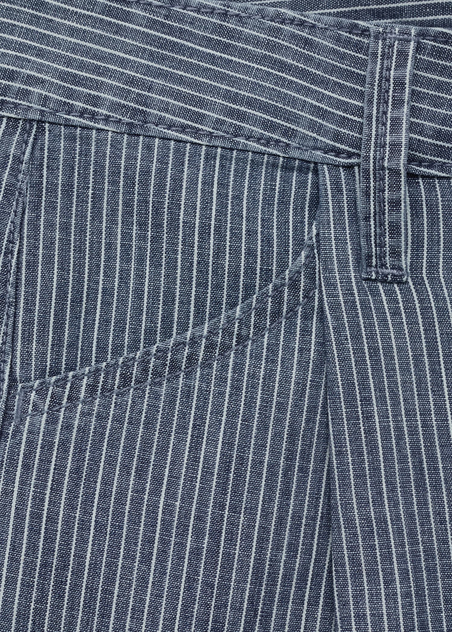 Gestreifte Denim-Shorts mit Abnähern - Detail des Artikels 0