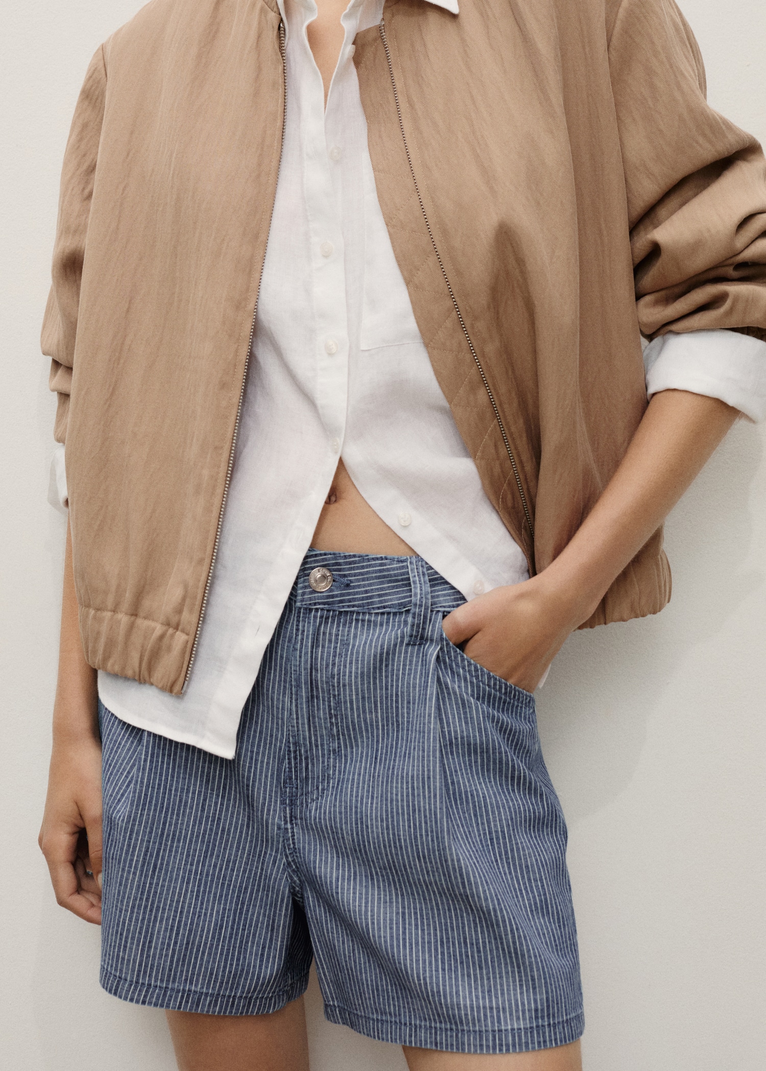 Gestreifte Denim-Shorts mit Abnähern - Detail des Artikels 6