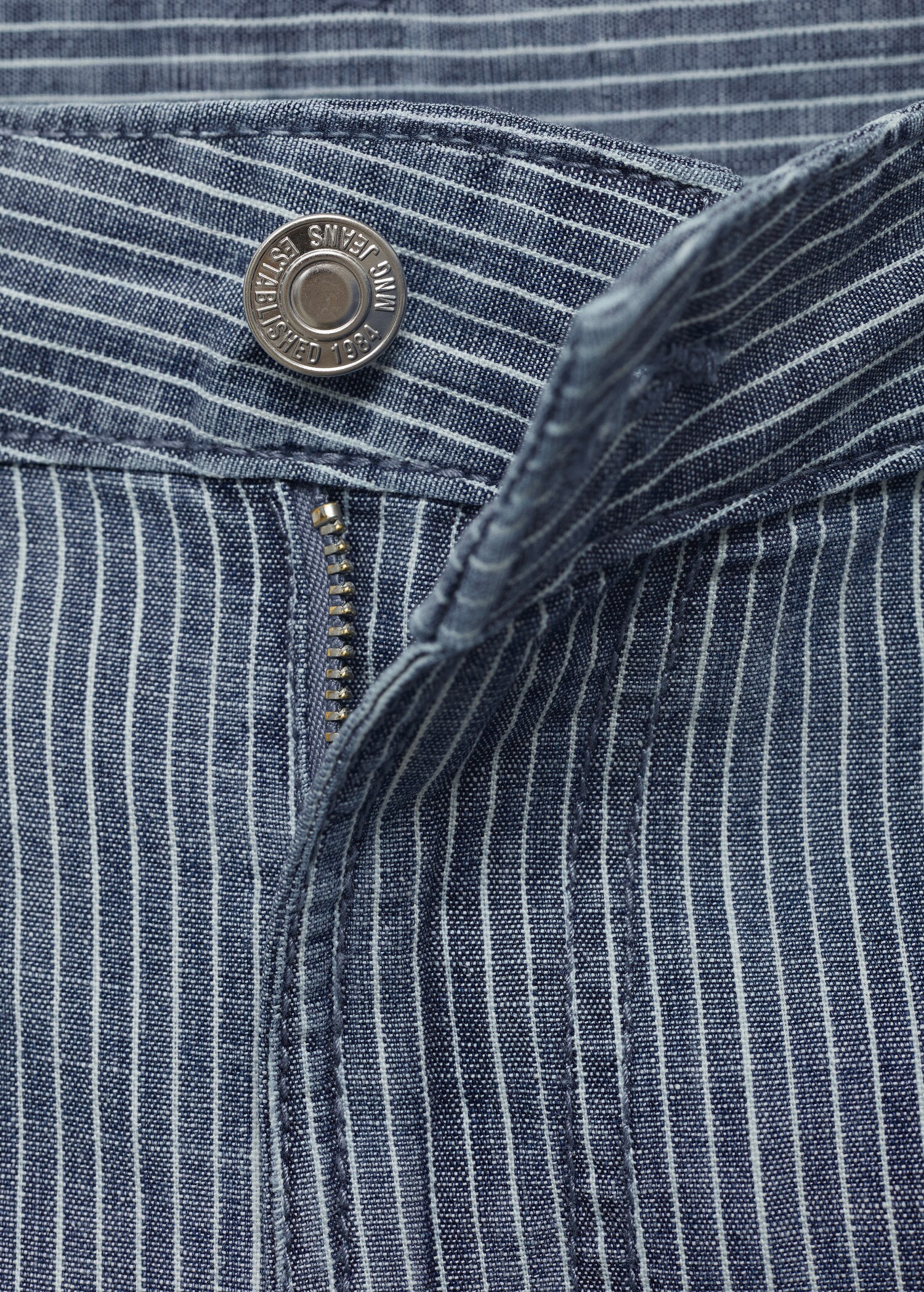 Gestreifte Denim-Shorts mit Abnähern - Detail des Artikels 8