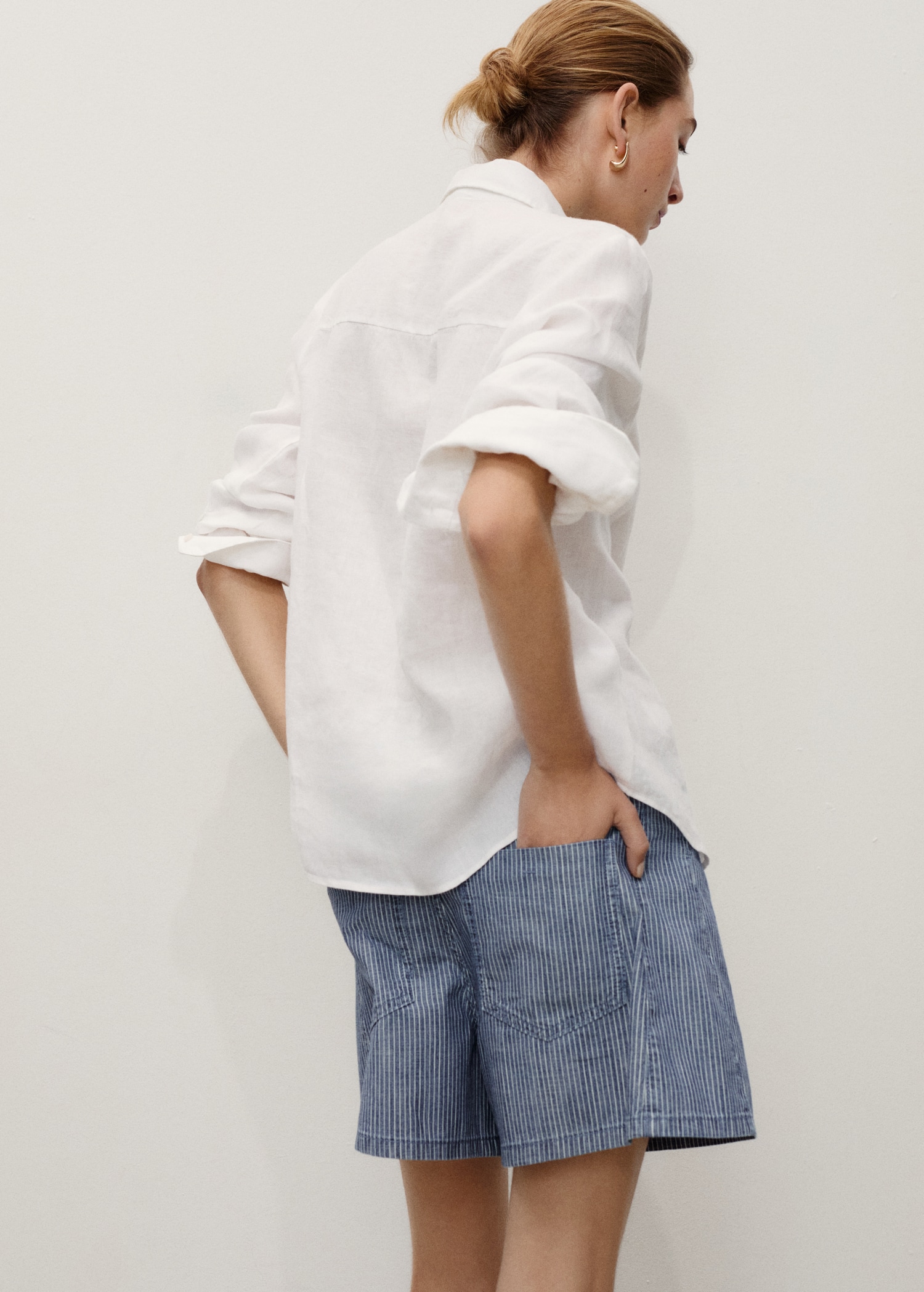 Gestreifte Denim-Shorts mit Abnähern - Rückseite des Artikels