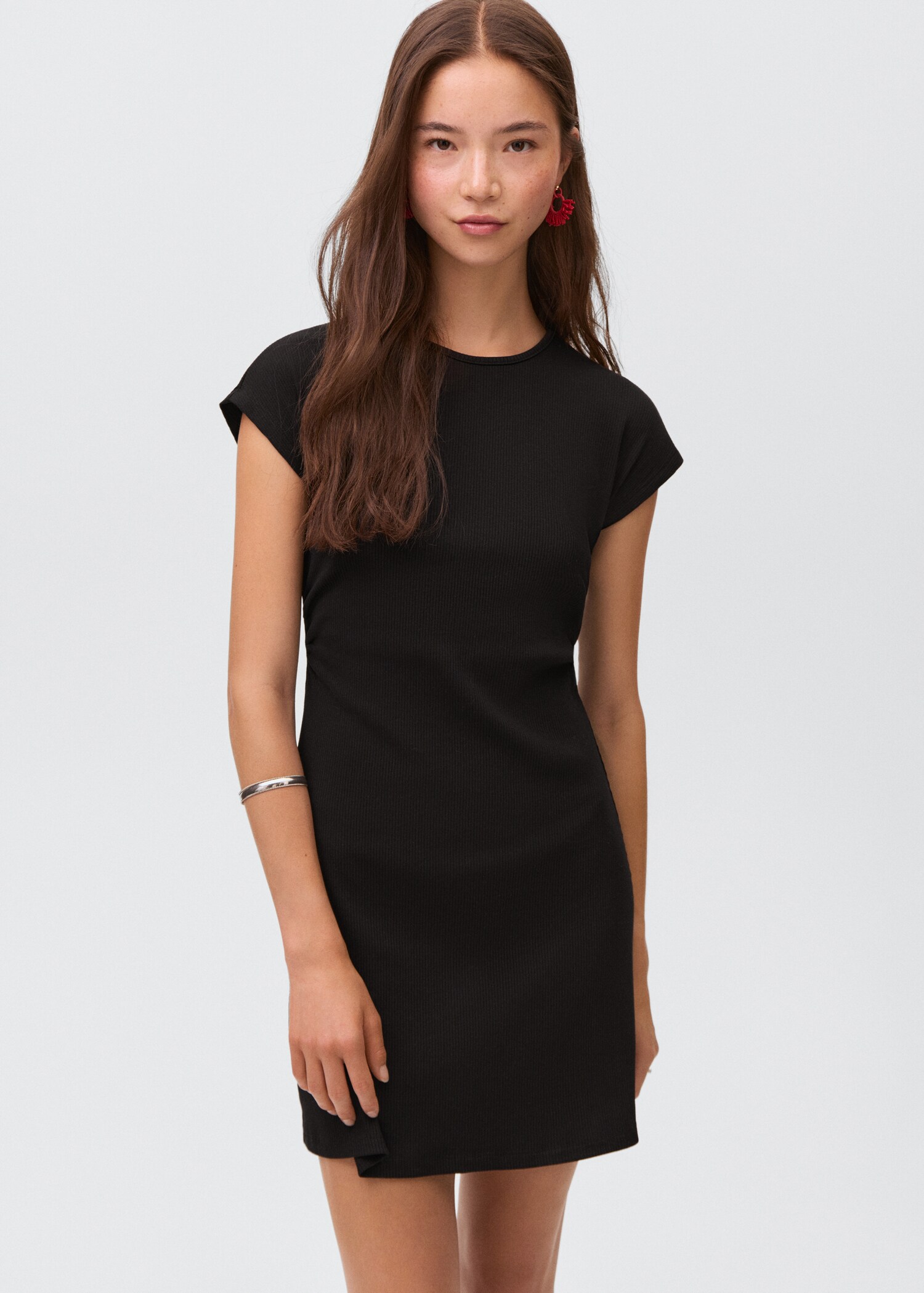 Vestido corto canalé - Plano medio