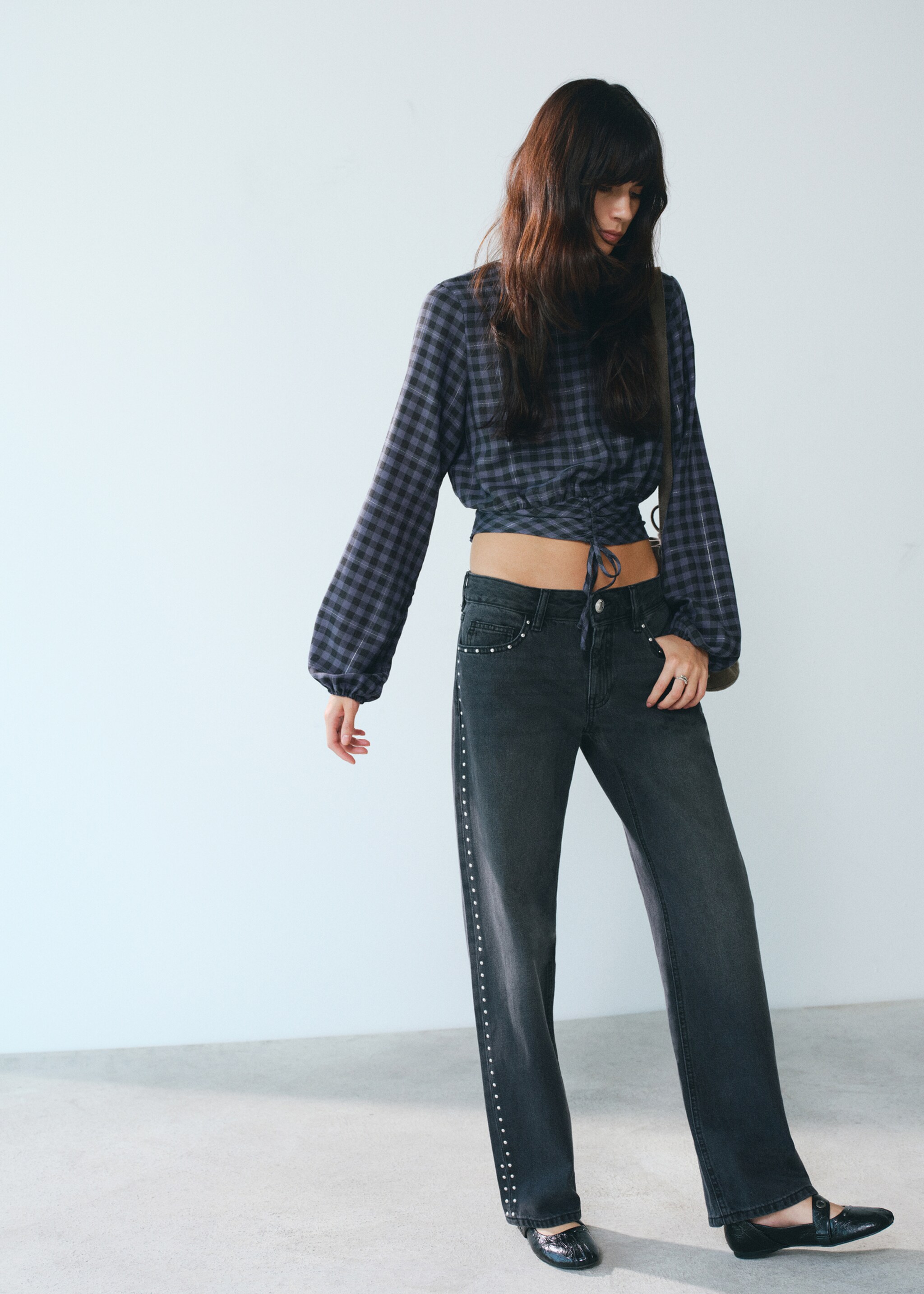 Gerade Jeans mit Nieten - Detail des Artikels 5, Black denim. Ref: 17062912-00.