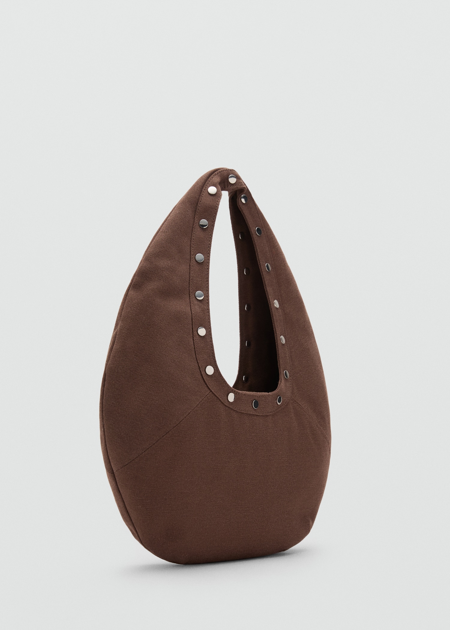 Sac porté épaule ovale à clous - Plan moyen