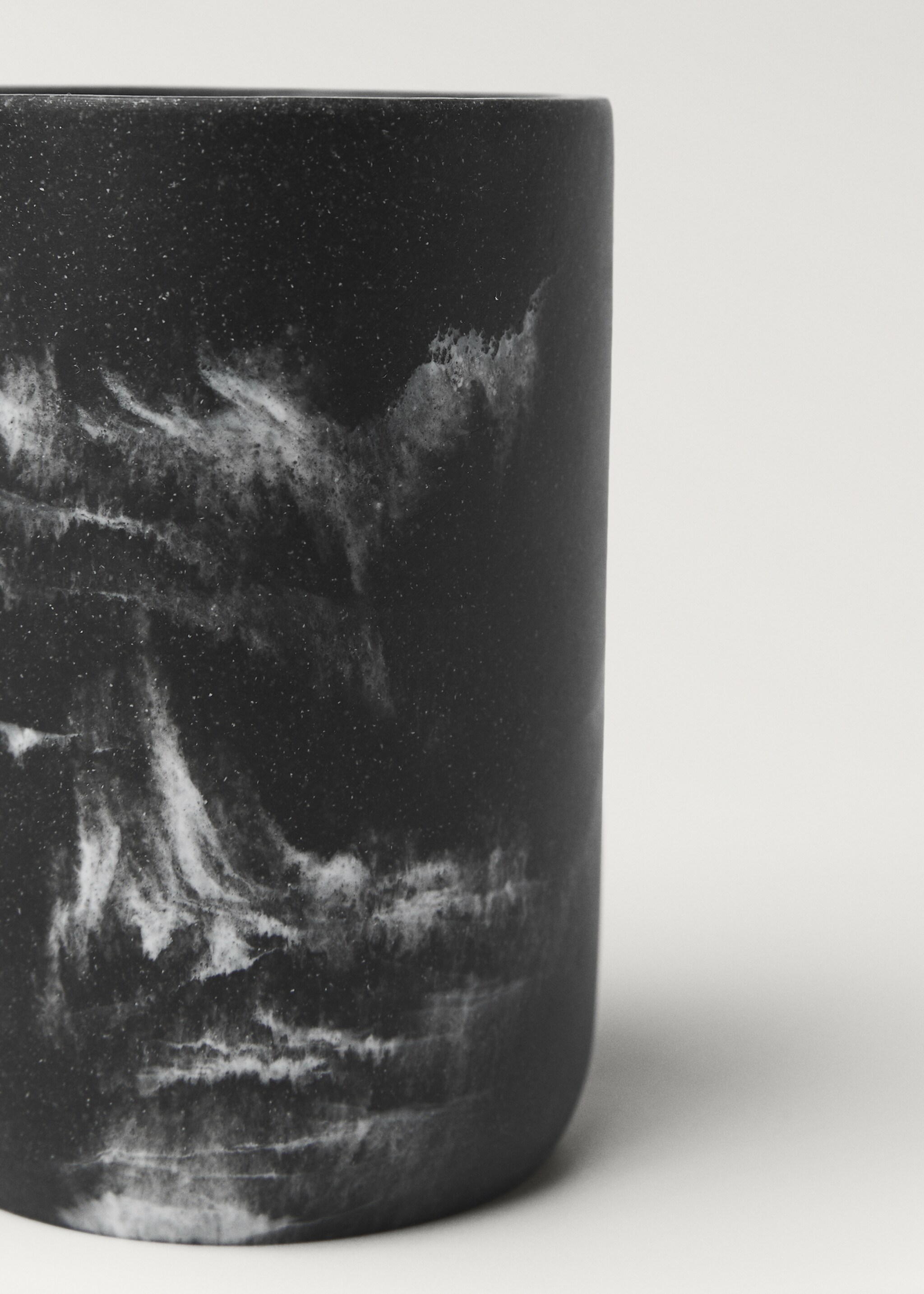 Becher aus Kunstharz mit Marmor-Effekt für das Bad - Detail des Artikels 2