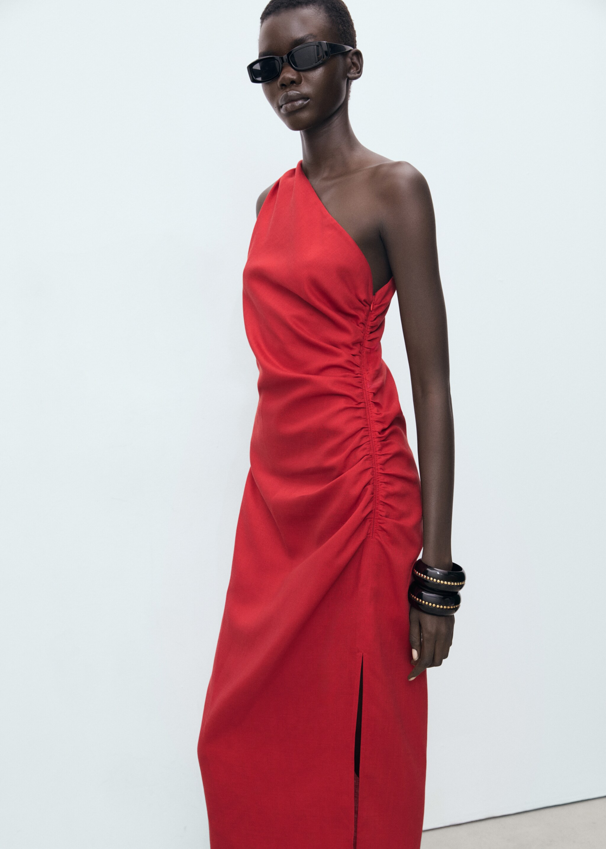 Robe lyocell décolleté asymétrique - Plan moyen