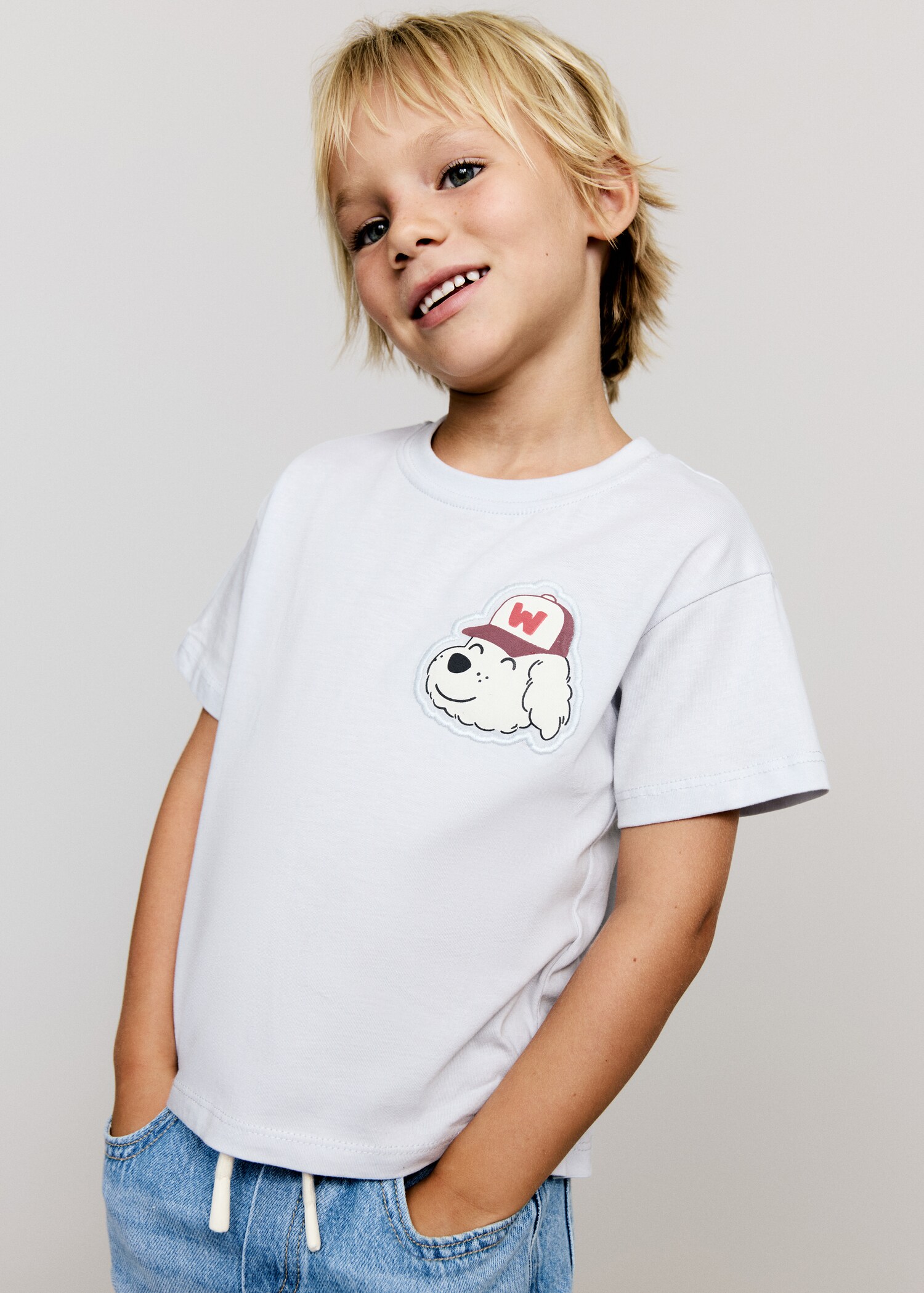 Gemustertes T-Shirt mit Hundemotiv - Mittlere Ansicht