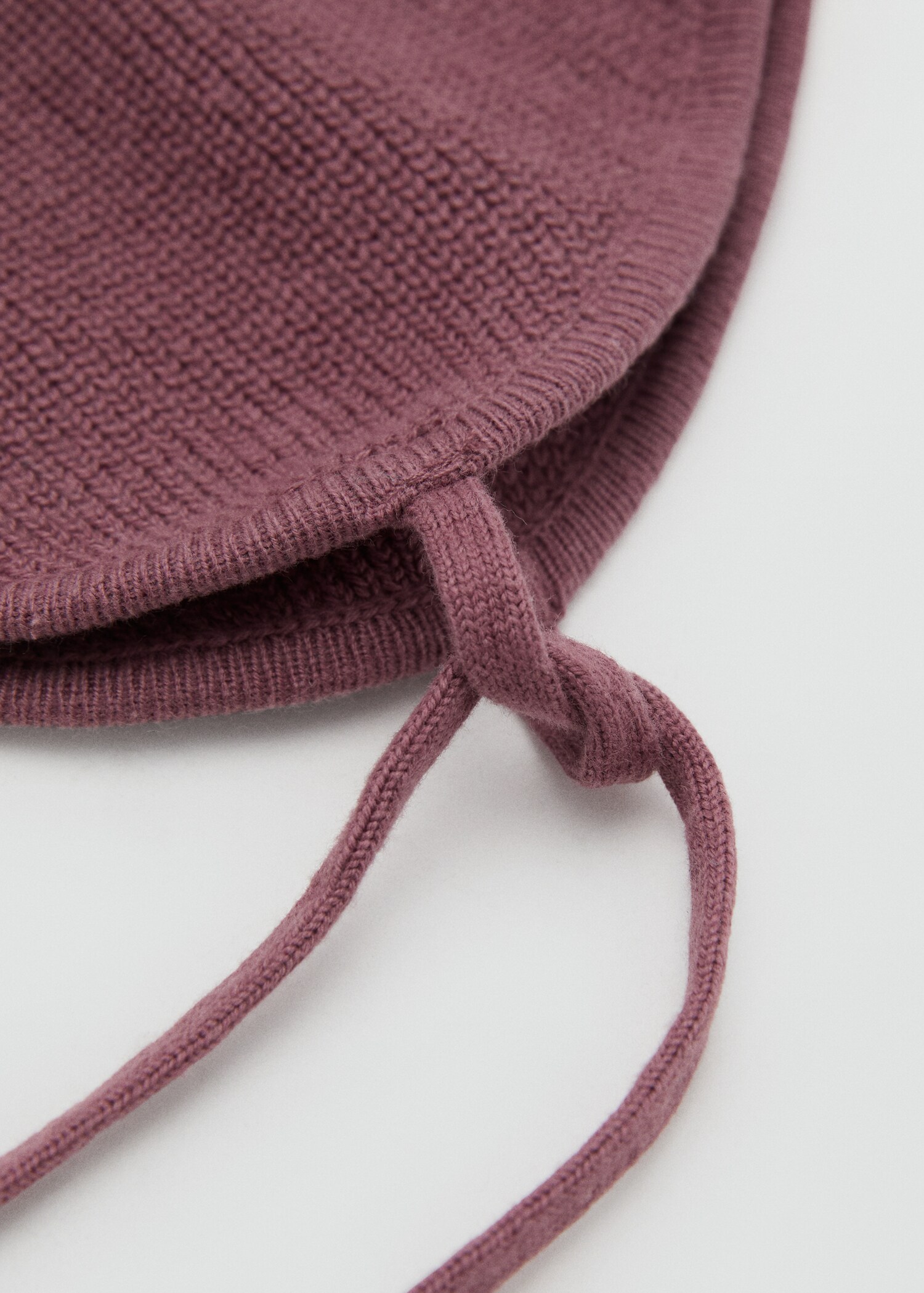 Capuche en maille avec pompon - Plan moyen