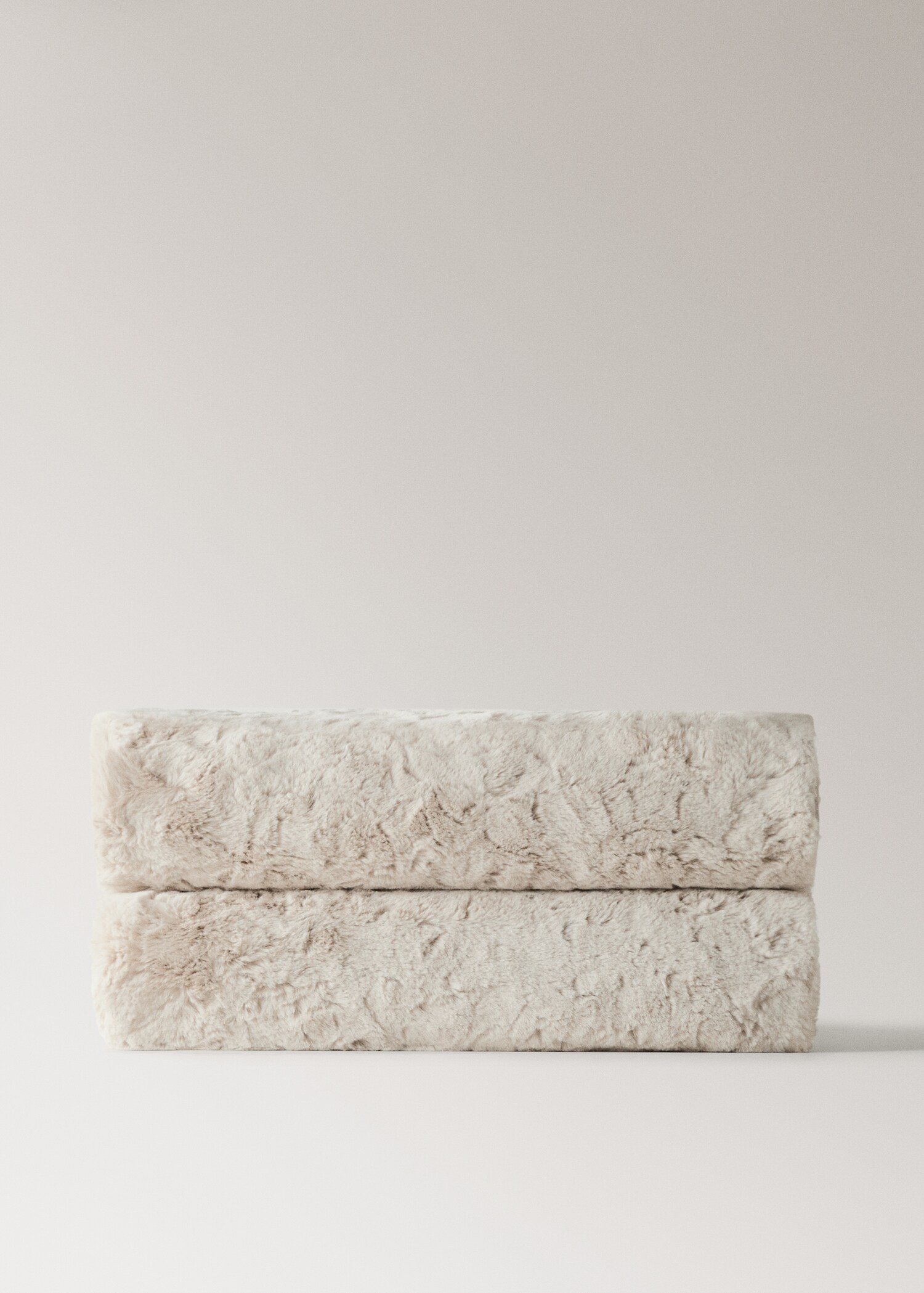Medium fur-effect textured blanket - Article without model