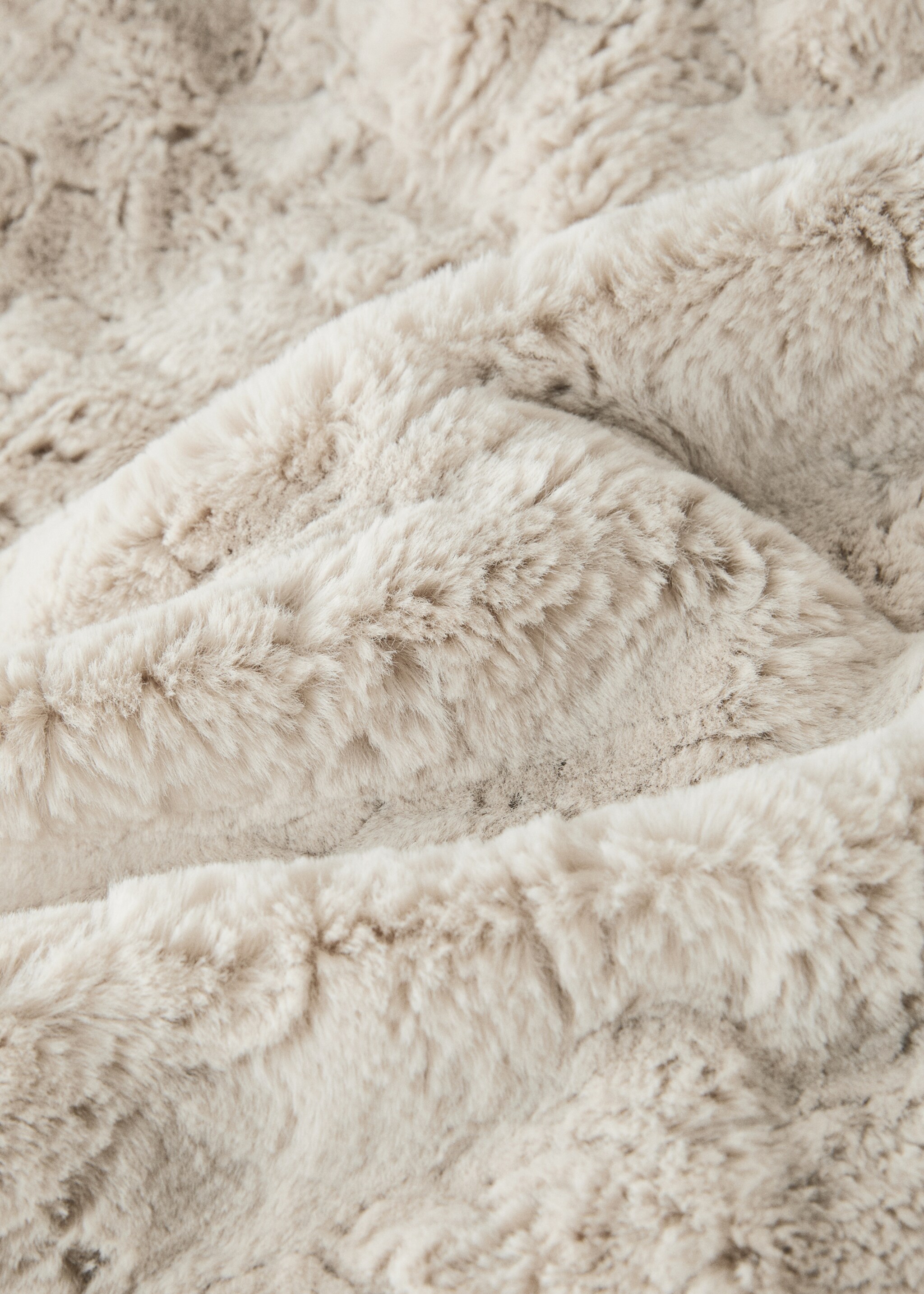 Medium fur-effect textured blanket - Details of the article 2, Sand. Ref: 17063310-00.