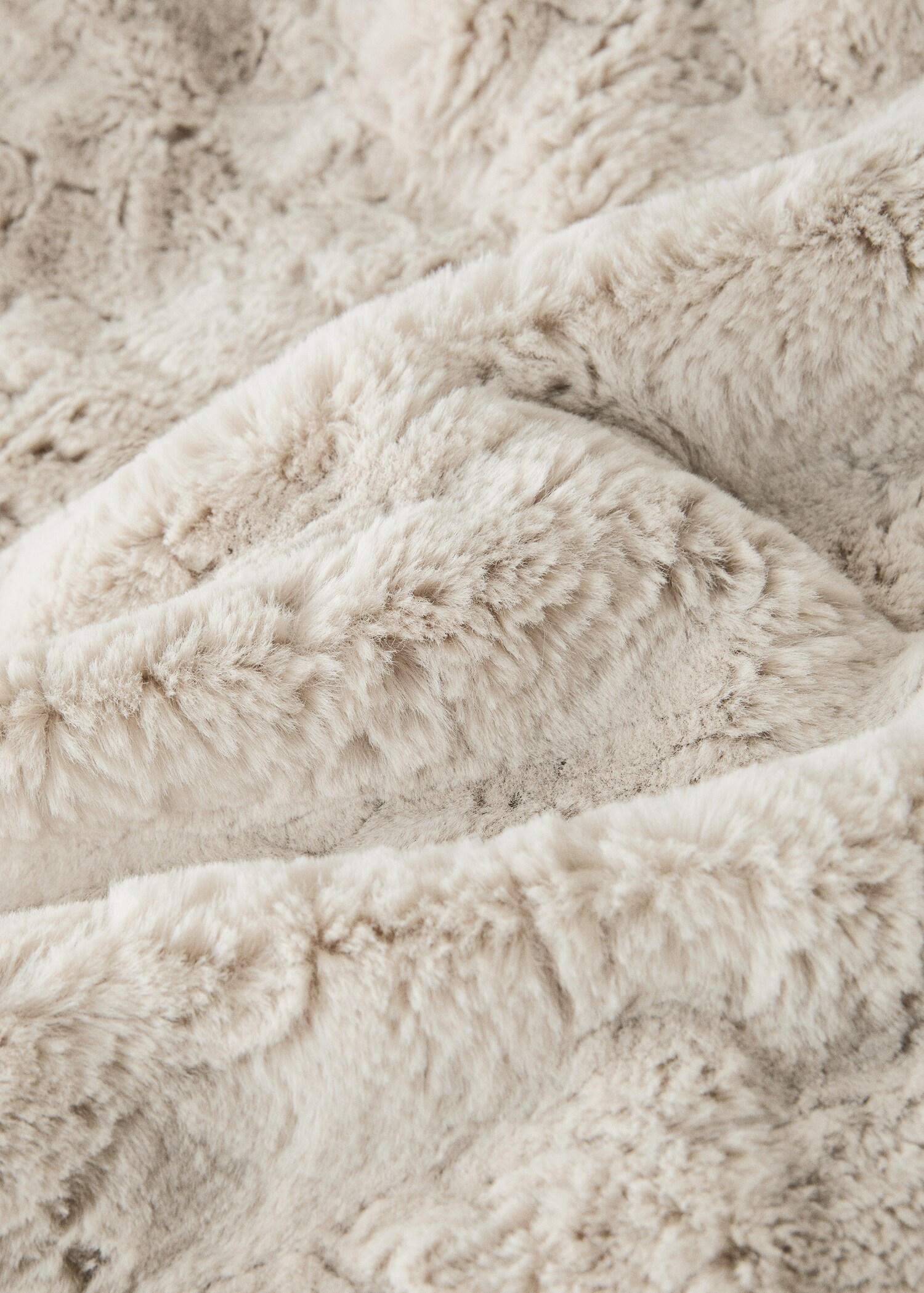 Medium fur-effect textured blanket - Details of the article 2