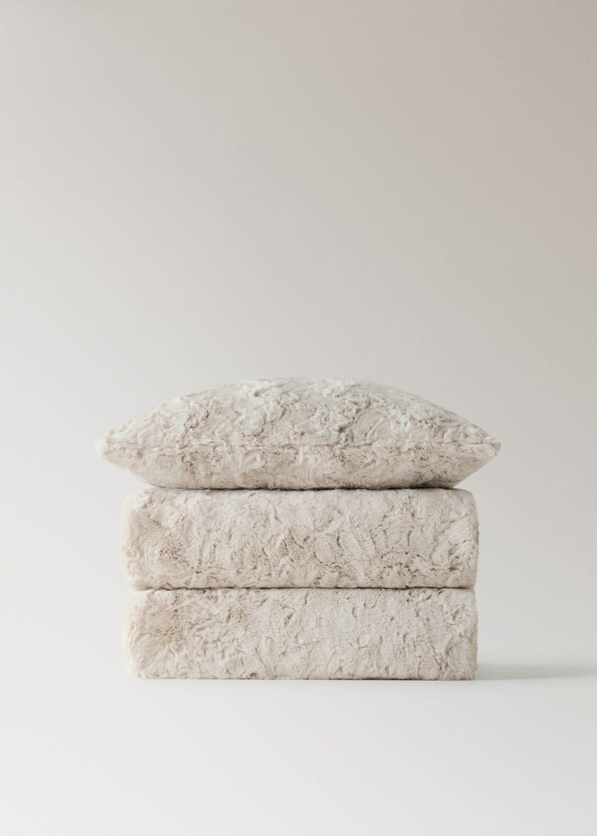 Medium fur-effect textured blanket - Details of the article 3, Sand. Ref: 17063310-00.