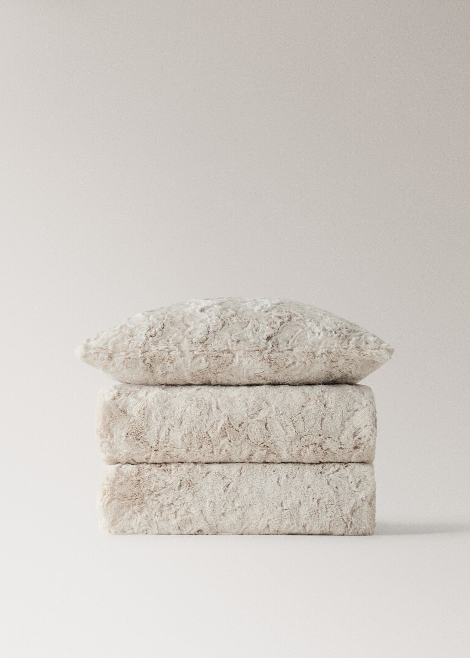 Medium fur-effect textured blanket - Details of the article 3