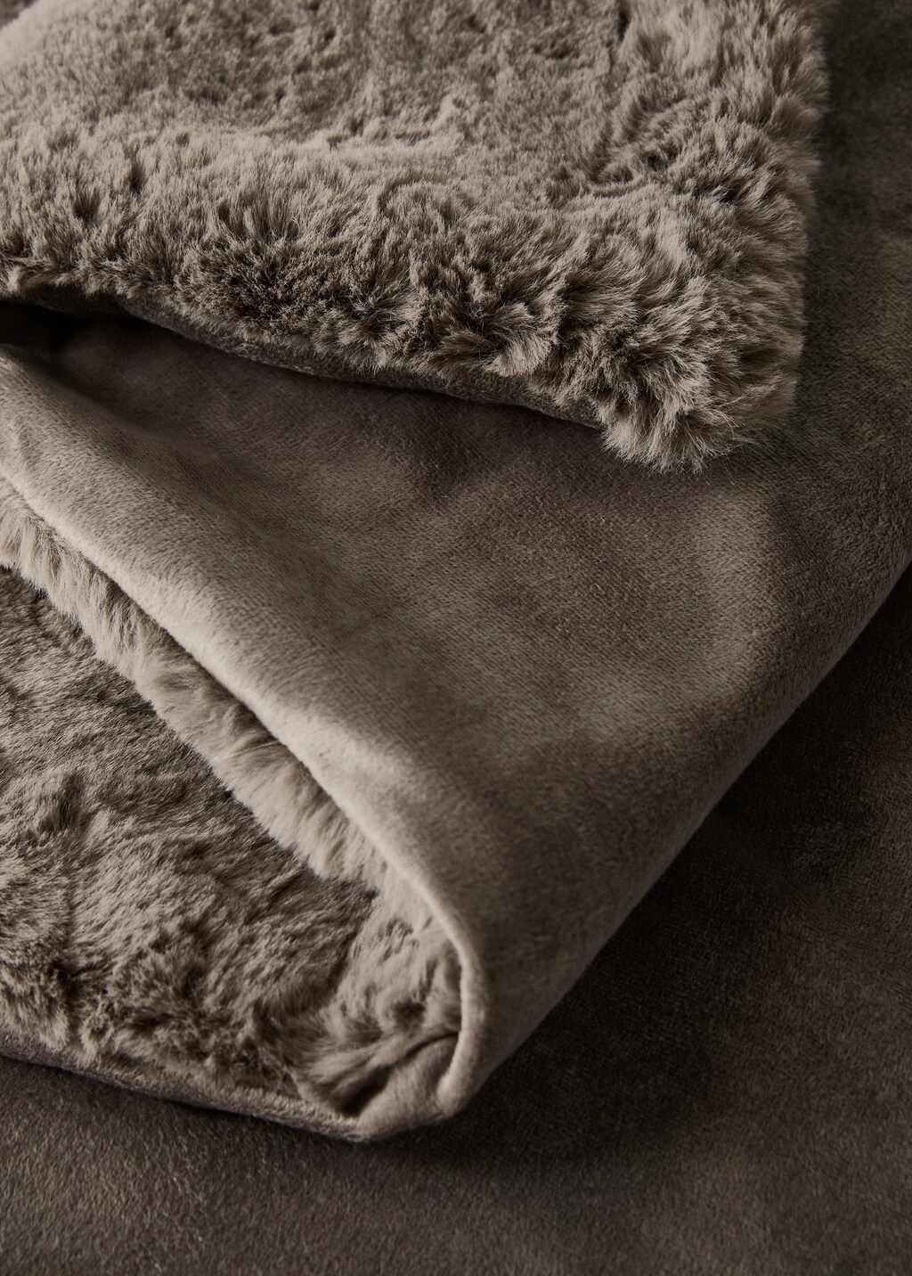Medium fur-effect textured blanket