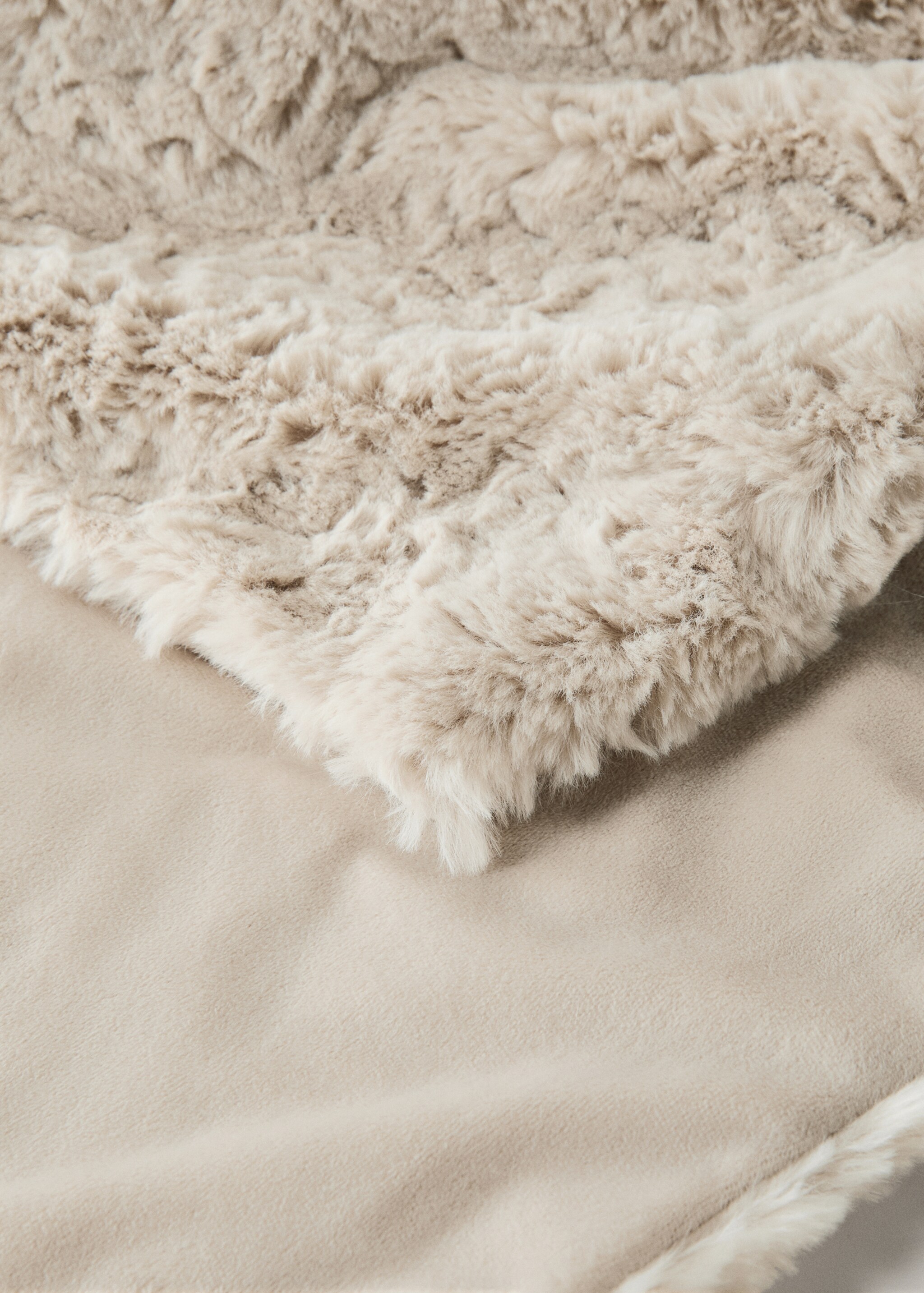 Grande couverture effet fourrure texturée - Détail de l'article 1, Sable. Ref: 17063311-00.