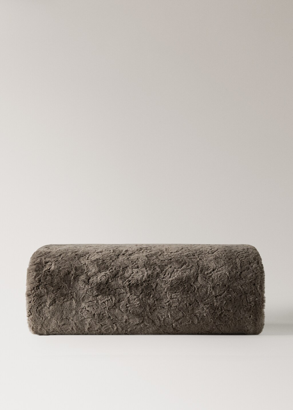 Large fur-effect textured blanket