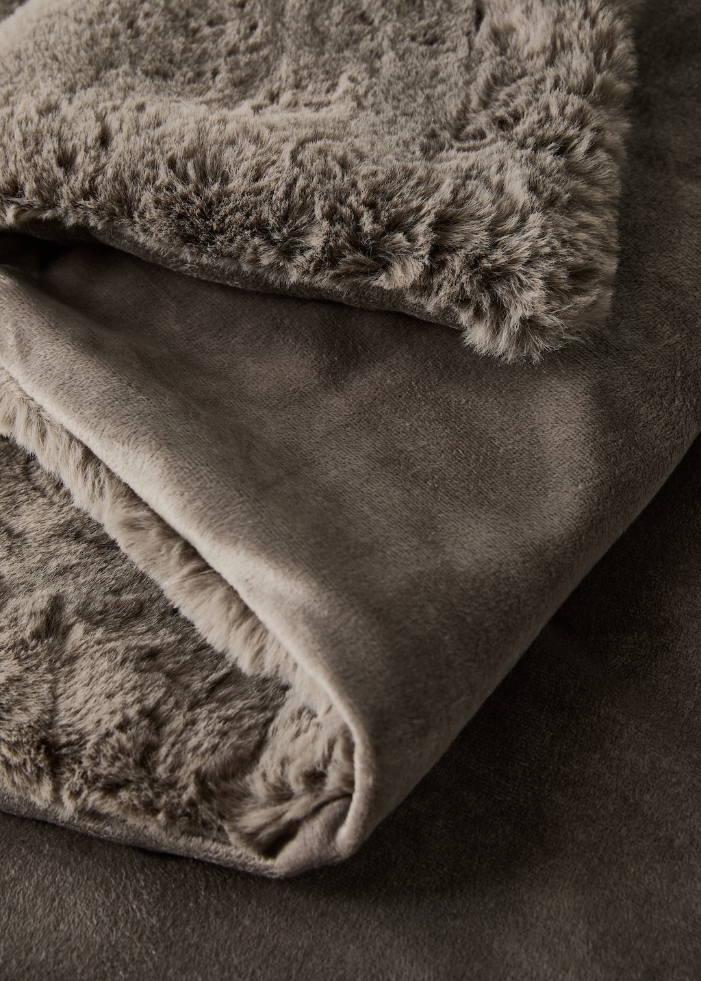 Large fur-effect textured blanket