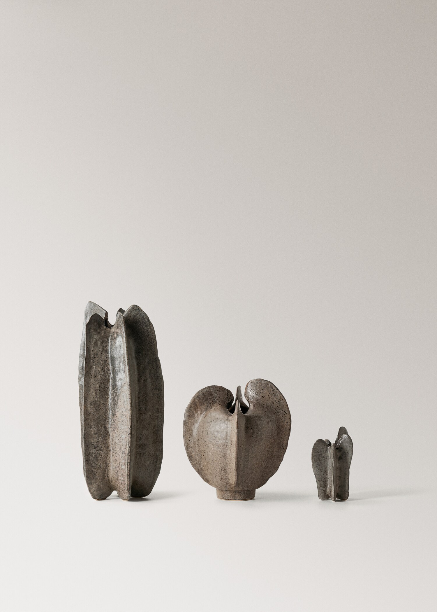 Low organic stoneware vase - Details of the article 4