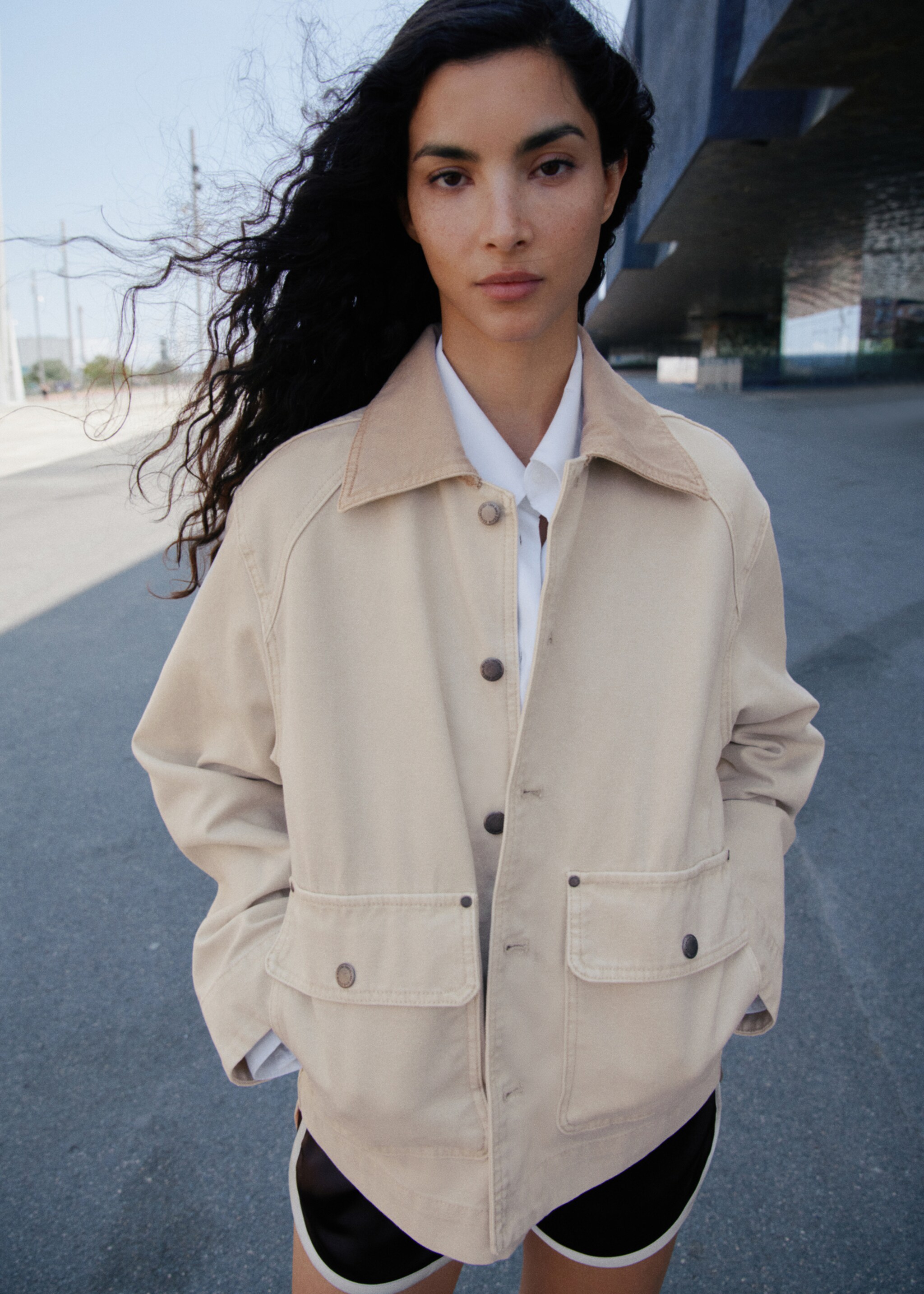 Parka en jean col contrasté - Plan moyen
