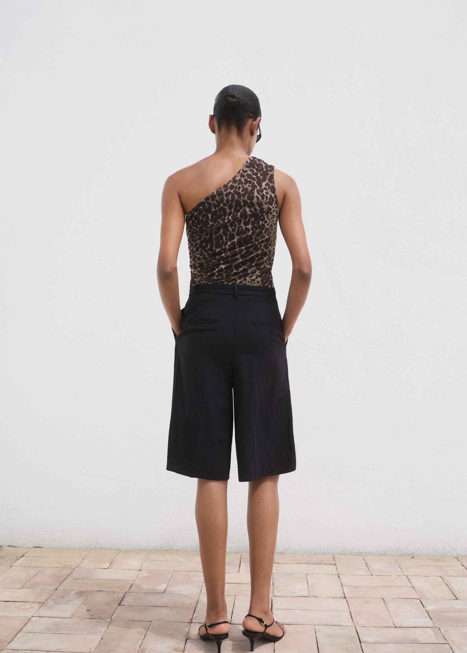 Asymmetrical animal print top - Reverse of the article