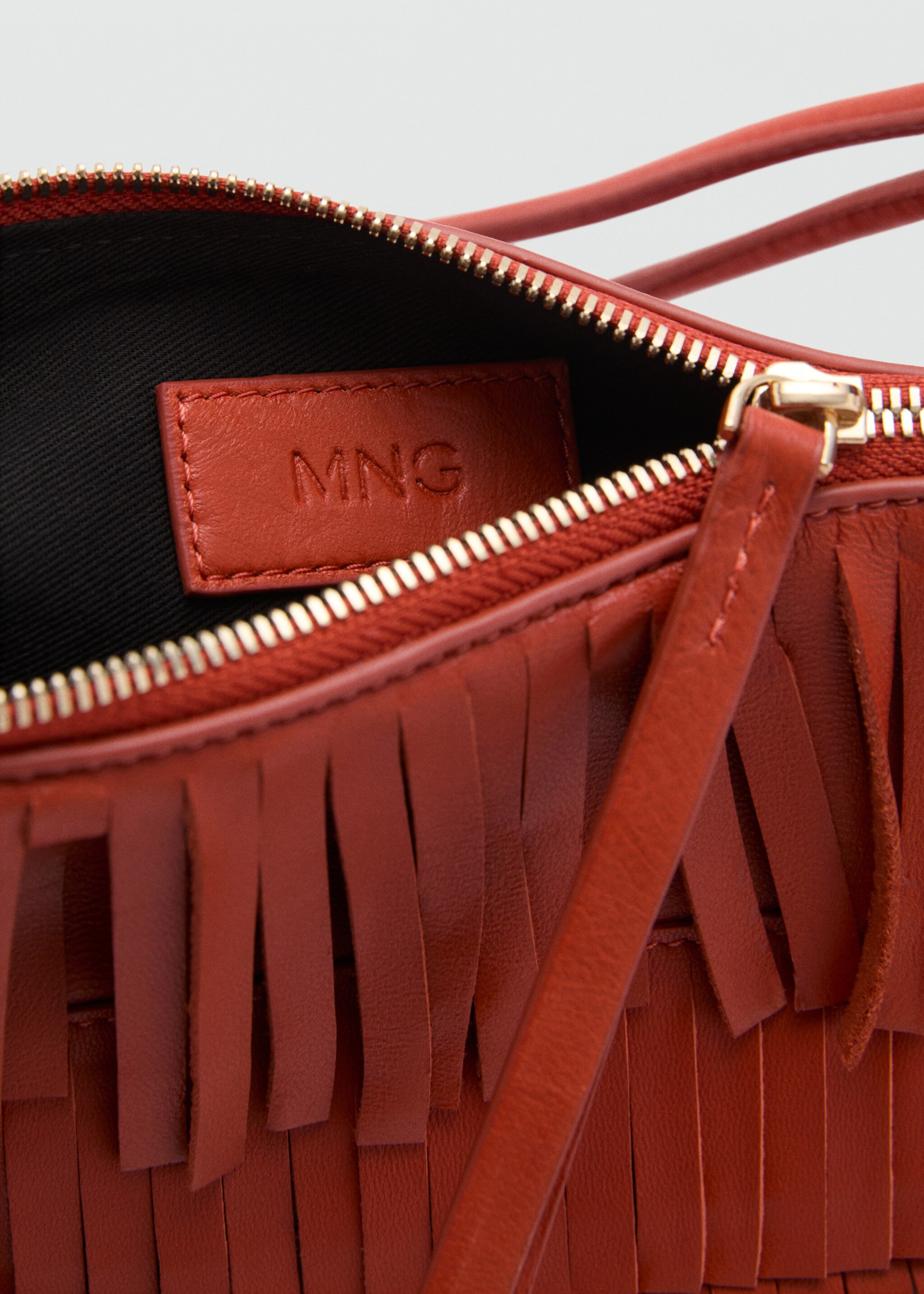 Leather shoulder bag with fringes - Details of the article 3