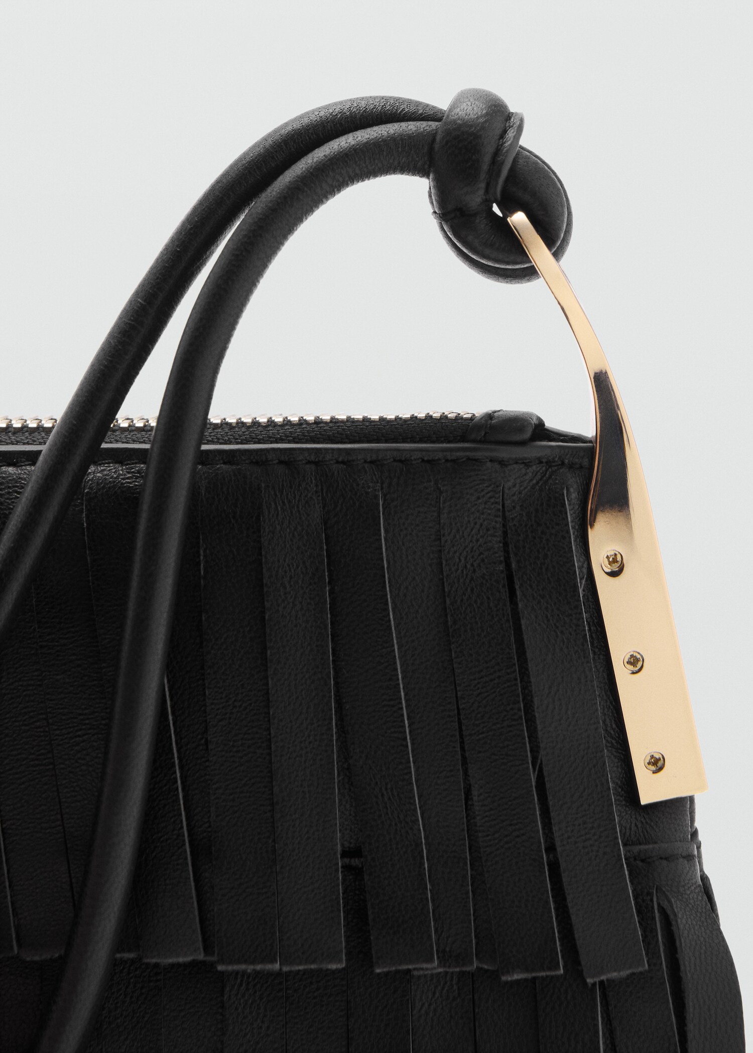 Leather shoulder bag with fringes - Details of the article 2