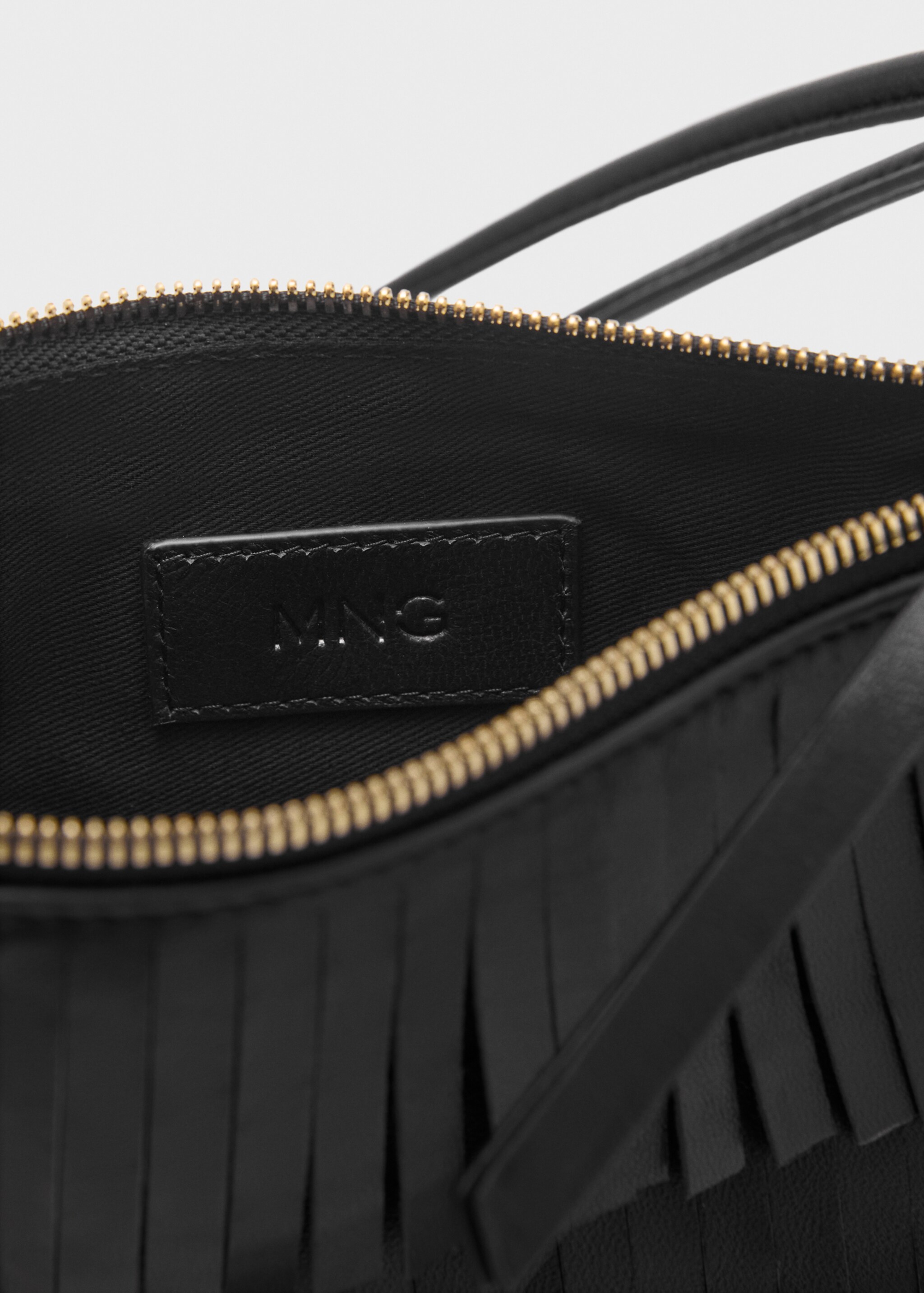 Leather shoulder bag with fringes - Details of the article 3