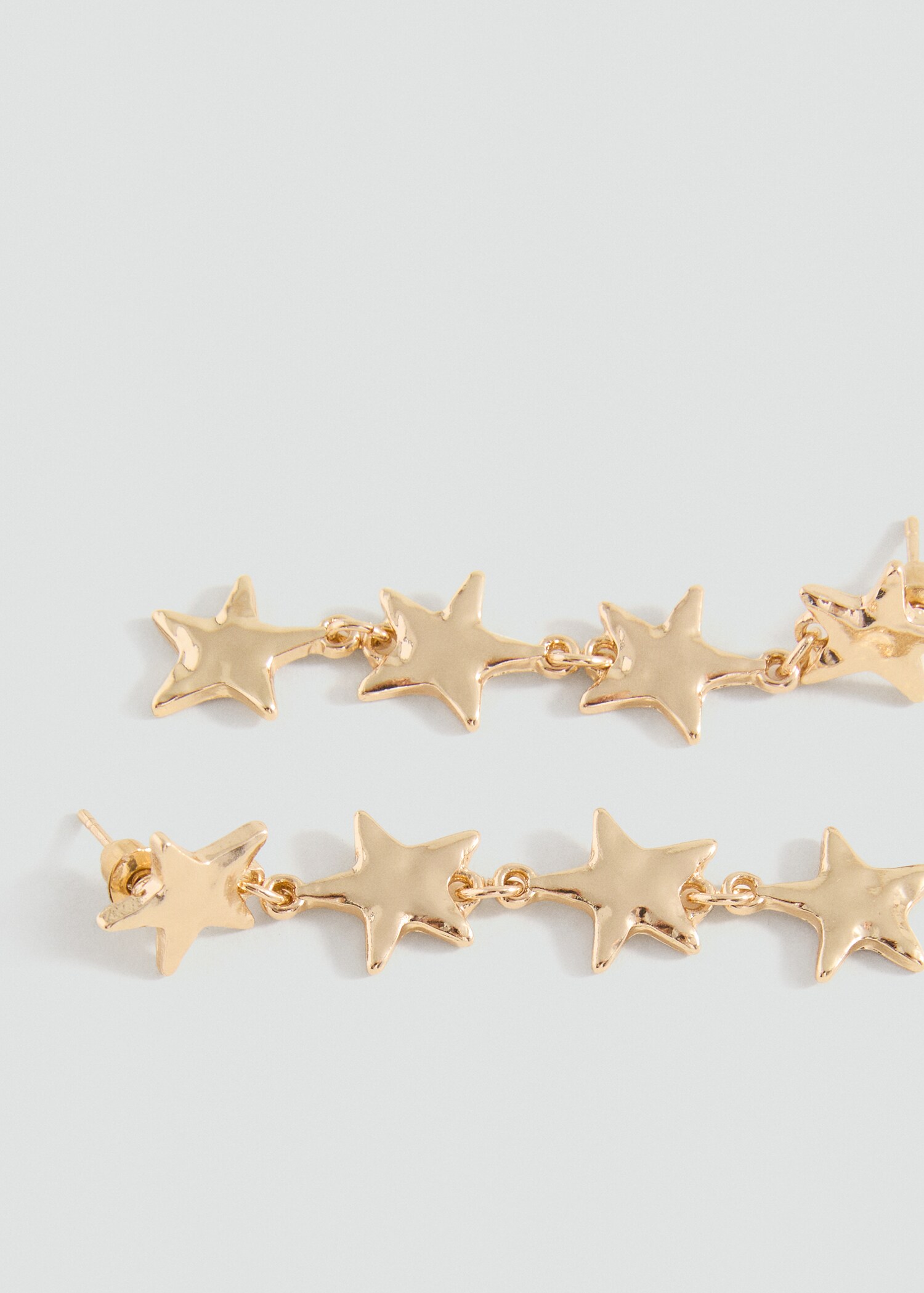 Boucles d’oreilles étoiles - Plan moyen