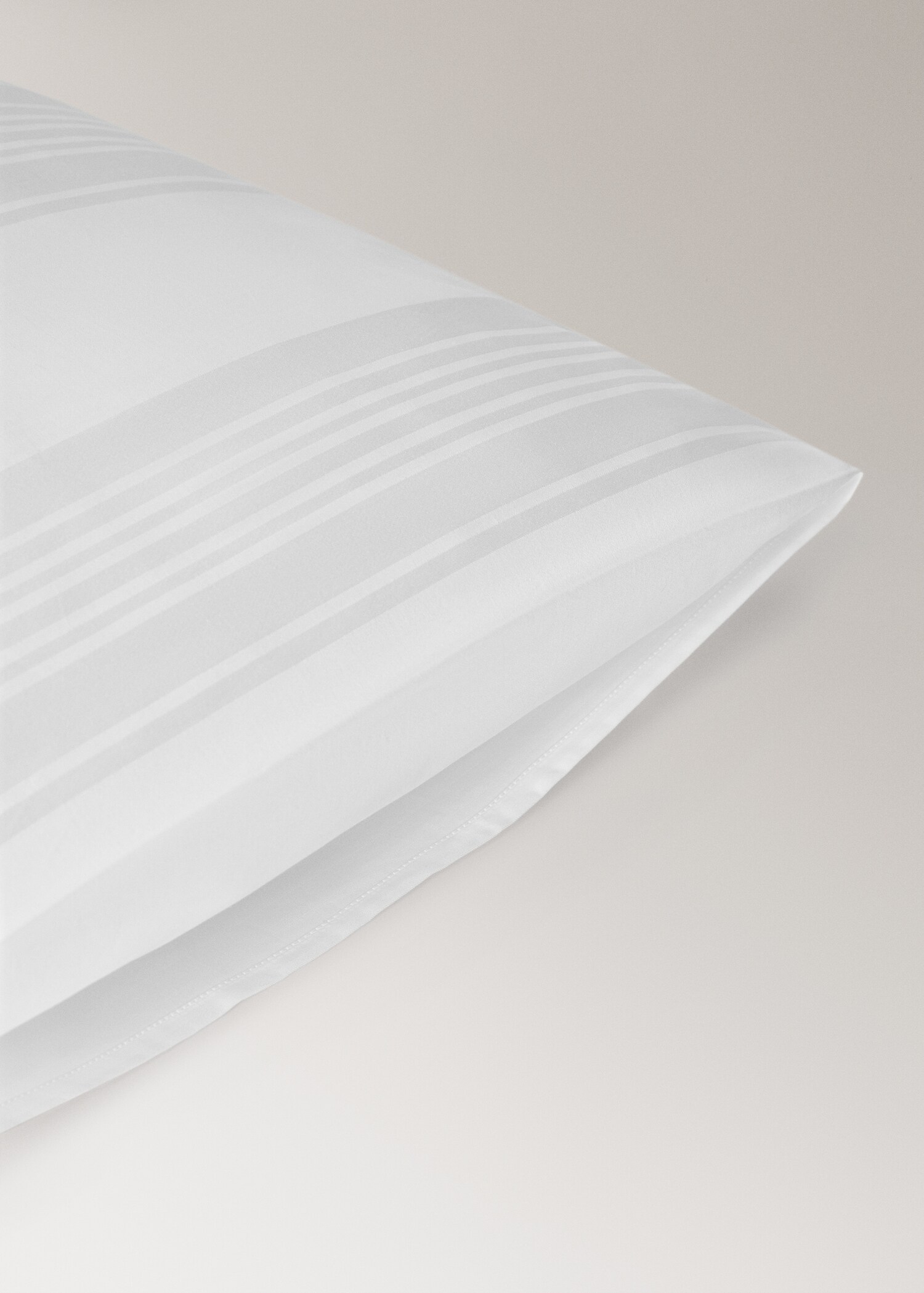 Two 300-thread count cotton satin striped pillowcases 50x75 cm - Details of the article 2